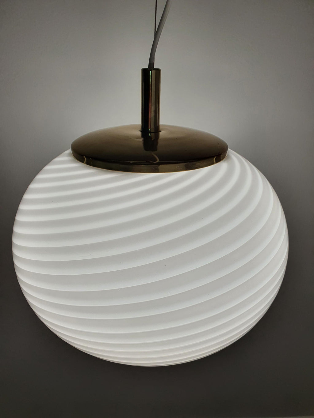Scandinavian-style vintage globe pendant in Murano glass and brass

