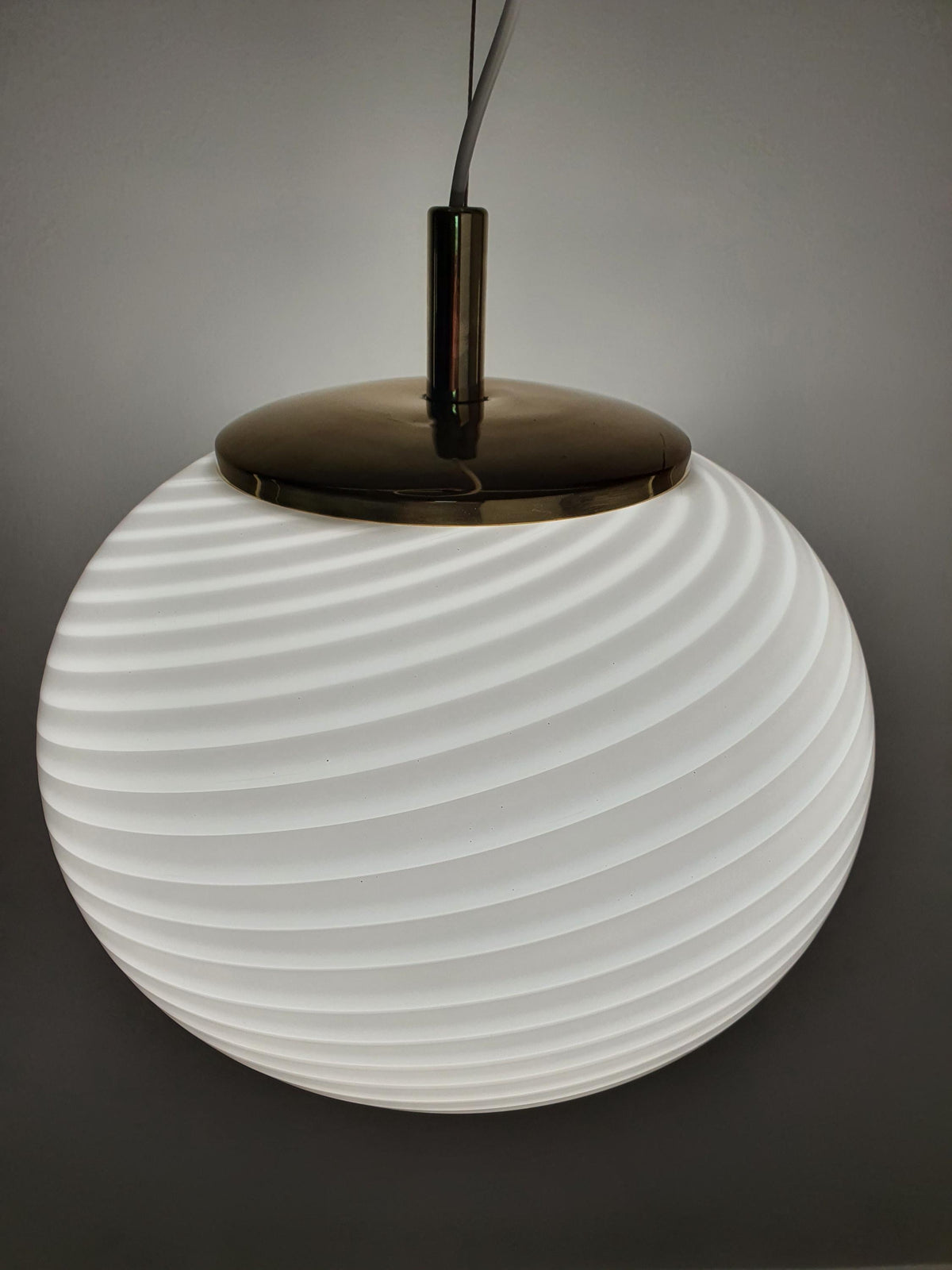 Scandinavian-style vintage globe pendant in Murano glass and brass
