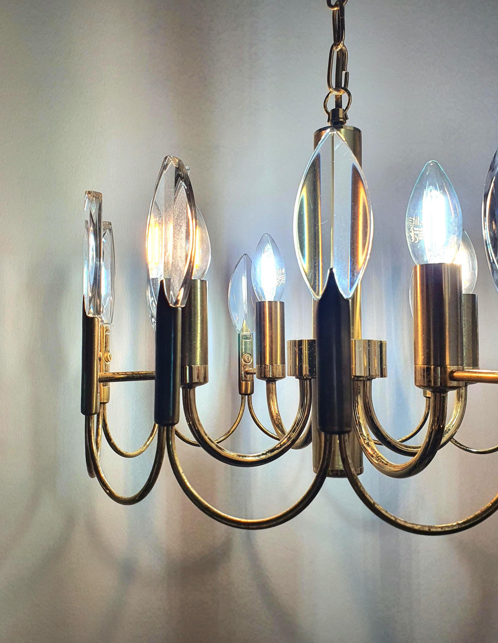 Vintage brass and crystal 4-arm chandelier attributed to Gaetano Sciolari, double-wave motif, crystal drops, Italy 1960s–1970s