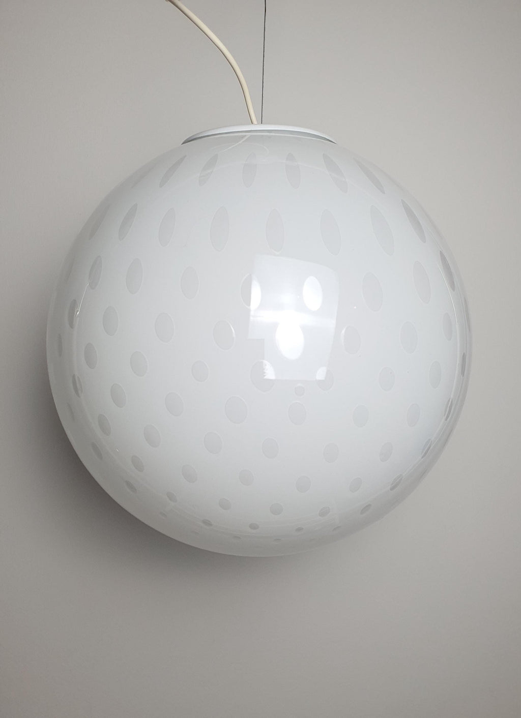 Подвесной светильник шар из муранского стекла белого цвета с пузырьками