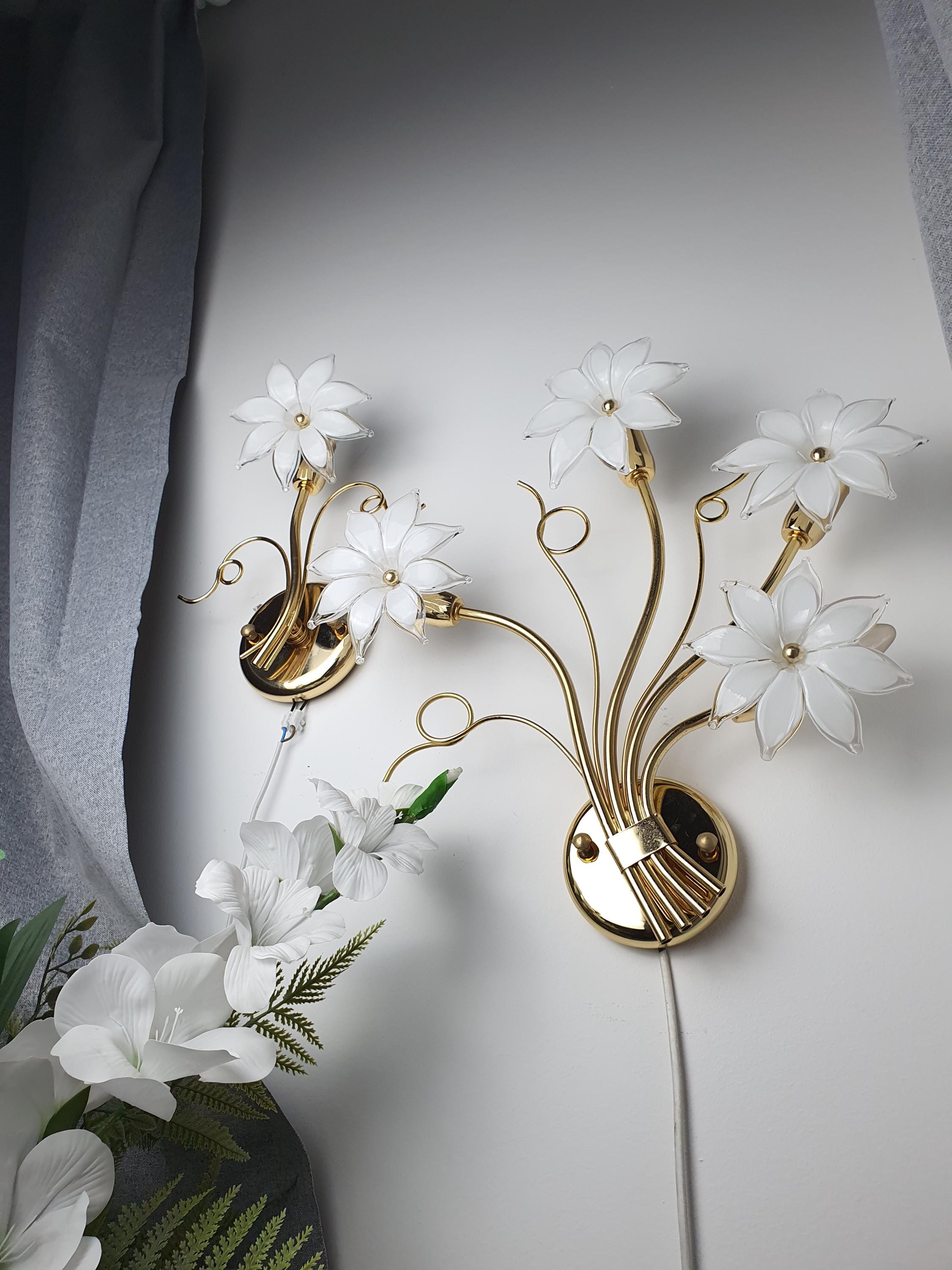 Vintage Italian Murano glass floral wall sconce large, four white glass flower shades on gold-toned metal frame, Art Nouveau botanical