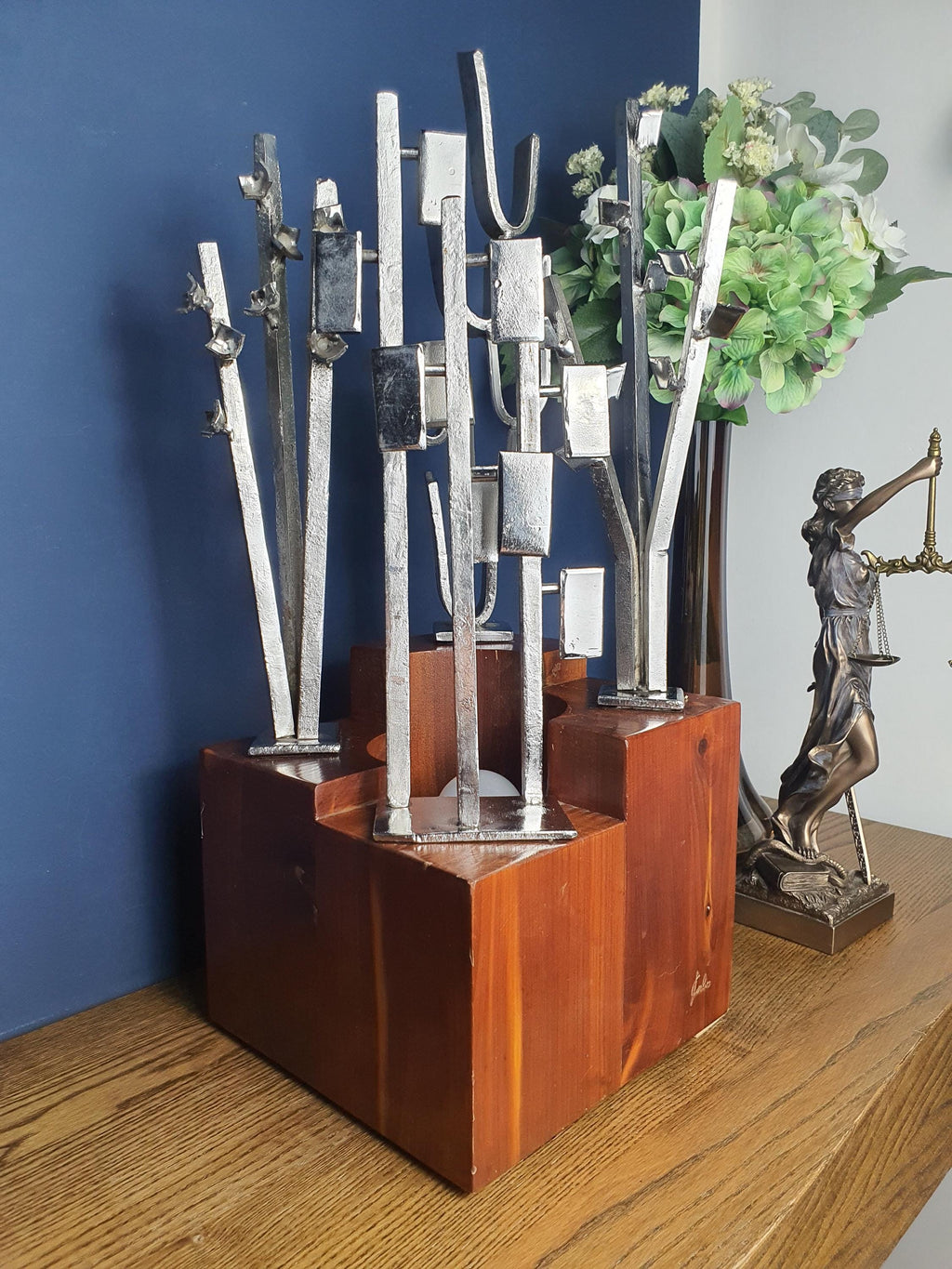 Carlo Brutalist tree lamp side profile, textured aluminium branching elements on solid wood cube, 1970s Italy