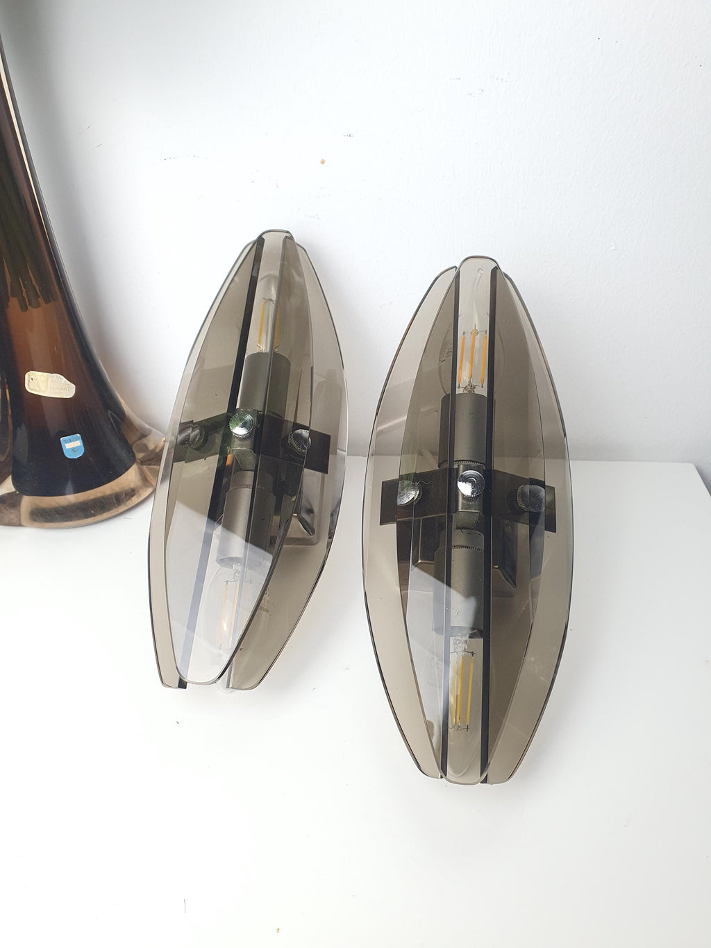 Paire d'appliques murales vintage Veca — verre fumé et chrome, design italien Space Age, vue de face