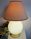 Große Muranoglas weiße Wirbel-Globe-Tischlampe mit goldener Basis, italienisches handgefertigtes minimalistisches Nachttischlicht