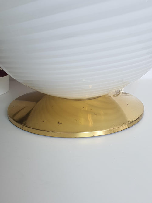 Handgefertigte Wirbel-Globe-Tischlampe aus Muranoglas | Große Weiße Wirbelkugel auf Goldener Basis | Skandinavisch-Minimalistisches Nachttischlicht