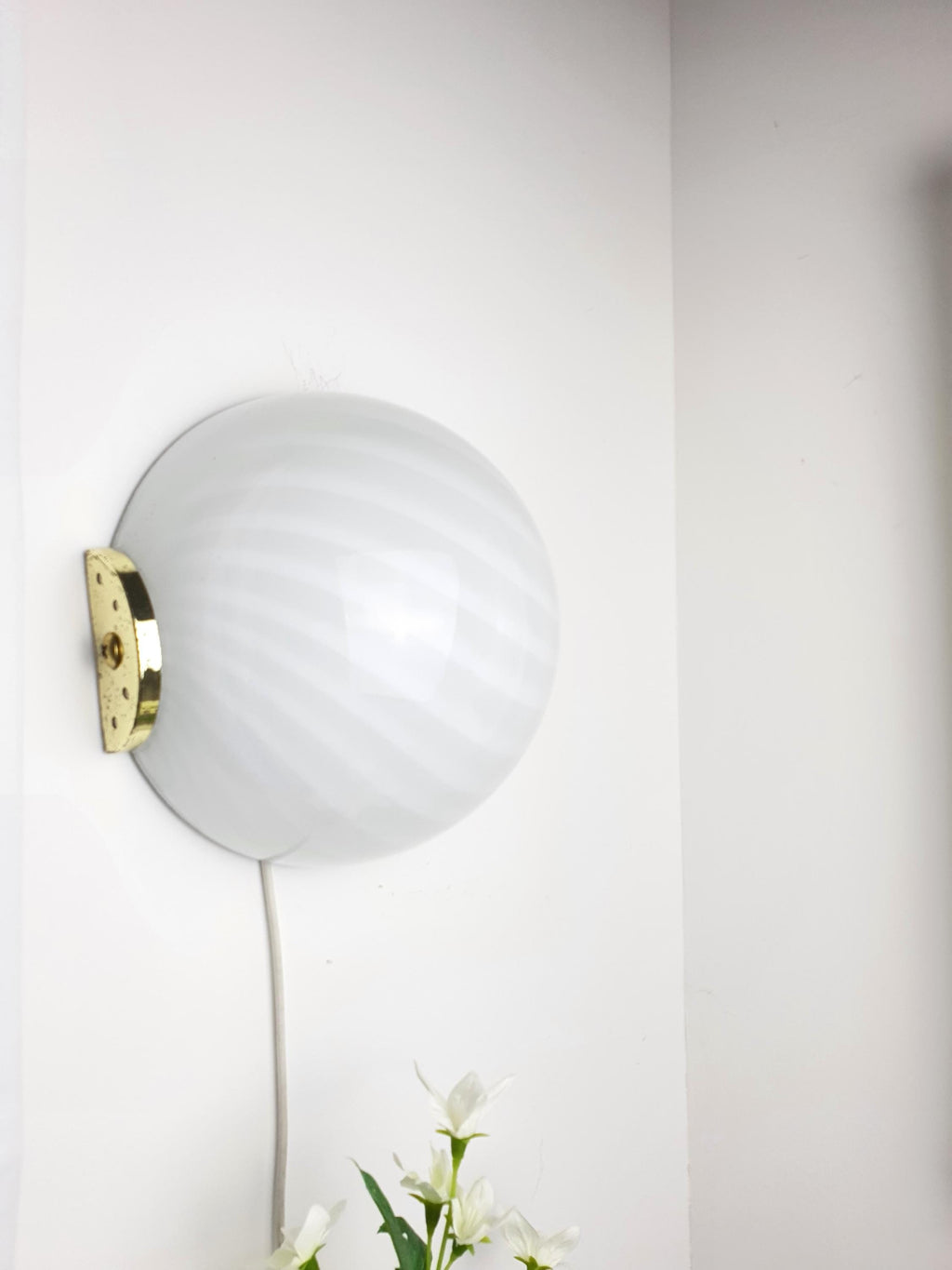 Gros plan sur le motif tourbillon filigrana blanc de l'abat-jour vintage en verre de Murano, détail accent doré