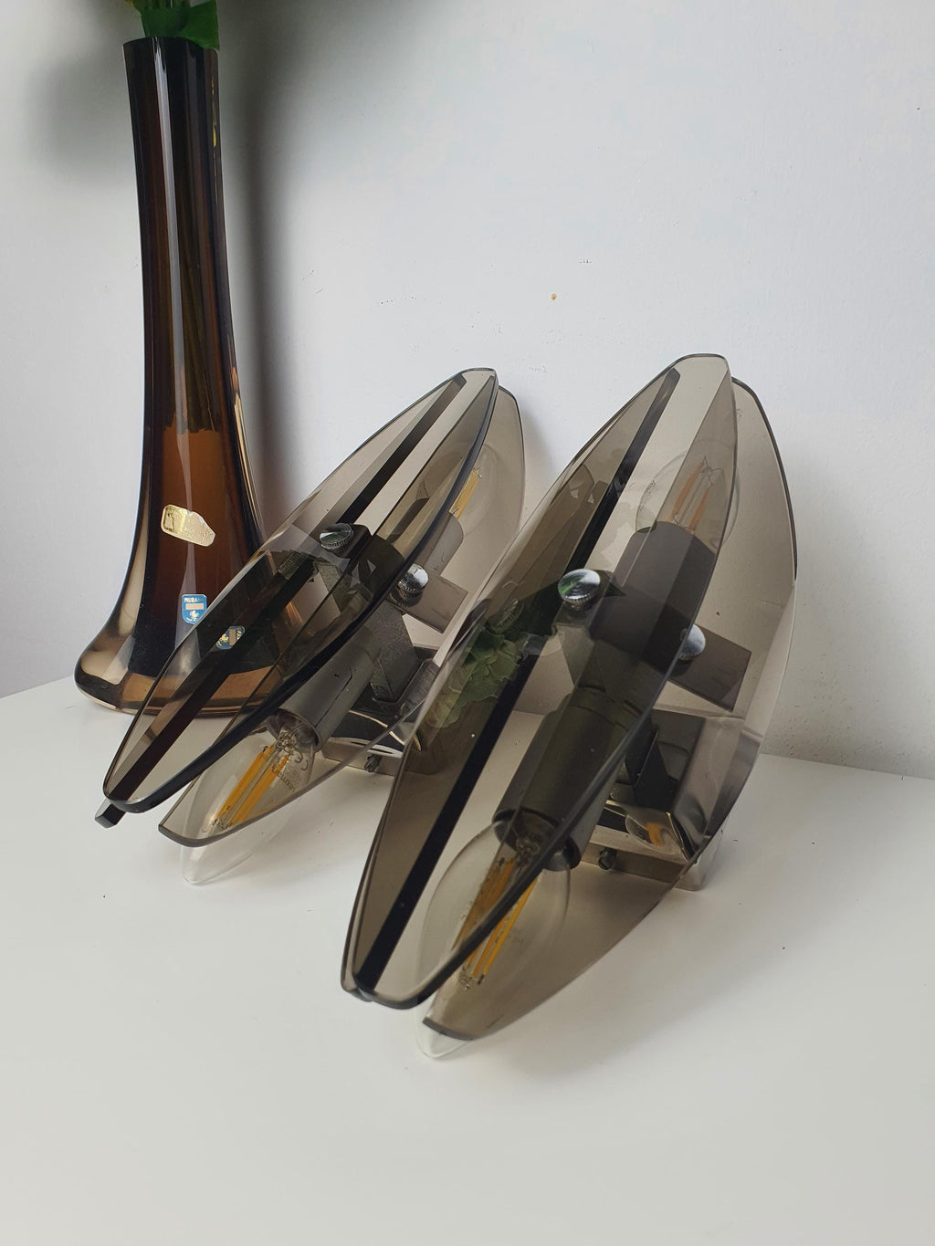 Paire de Veca smoked en verre sconces — les deux luminaires présentés ensemble, décor de salon