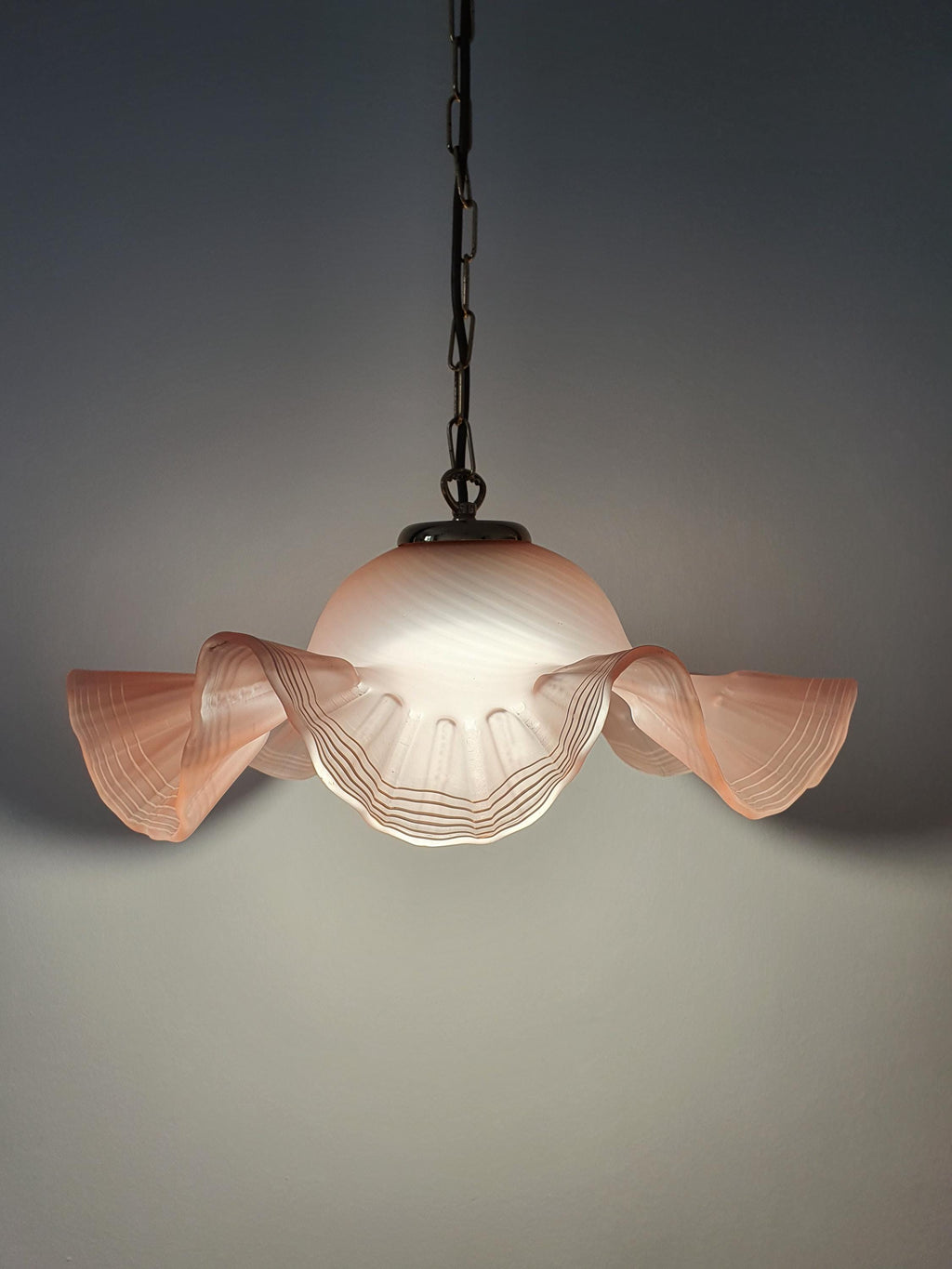 Italian 1970s Murano glass fazzoletto pendant — fluid handkerchief form, side profile