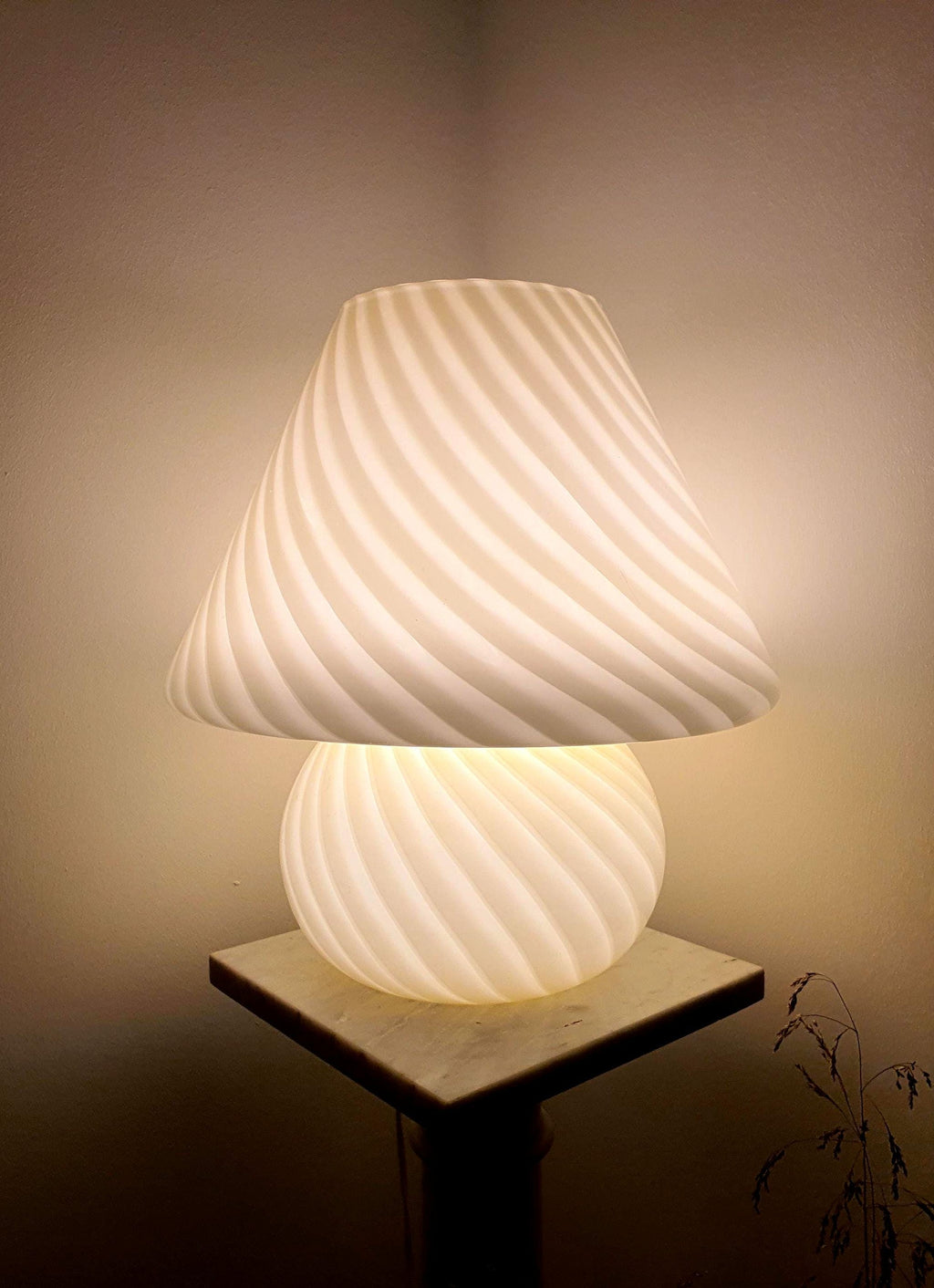 Large Murano glass mushroom table lamp 1970s beige candy swirl