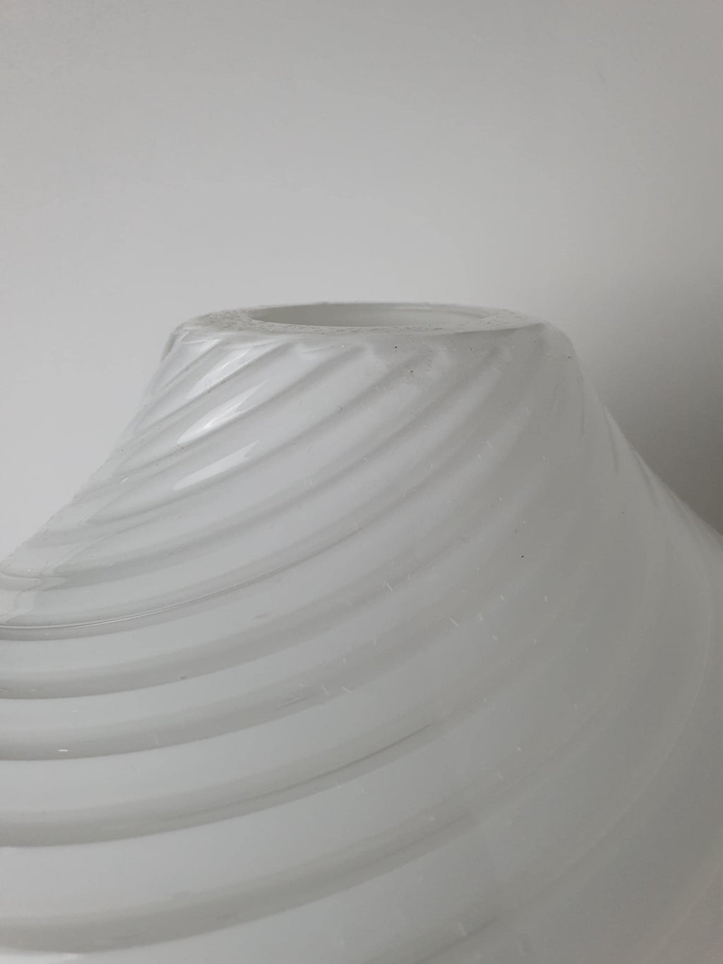 Große Vintage-Vase aus Muranoglas – Weiße Wirbelkugel, Skandinavisch Minimalistisch
