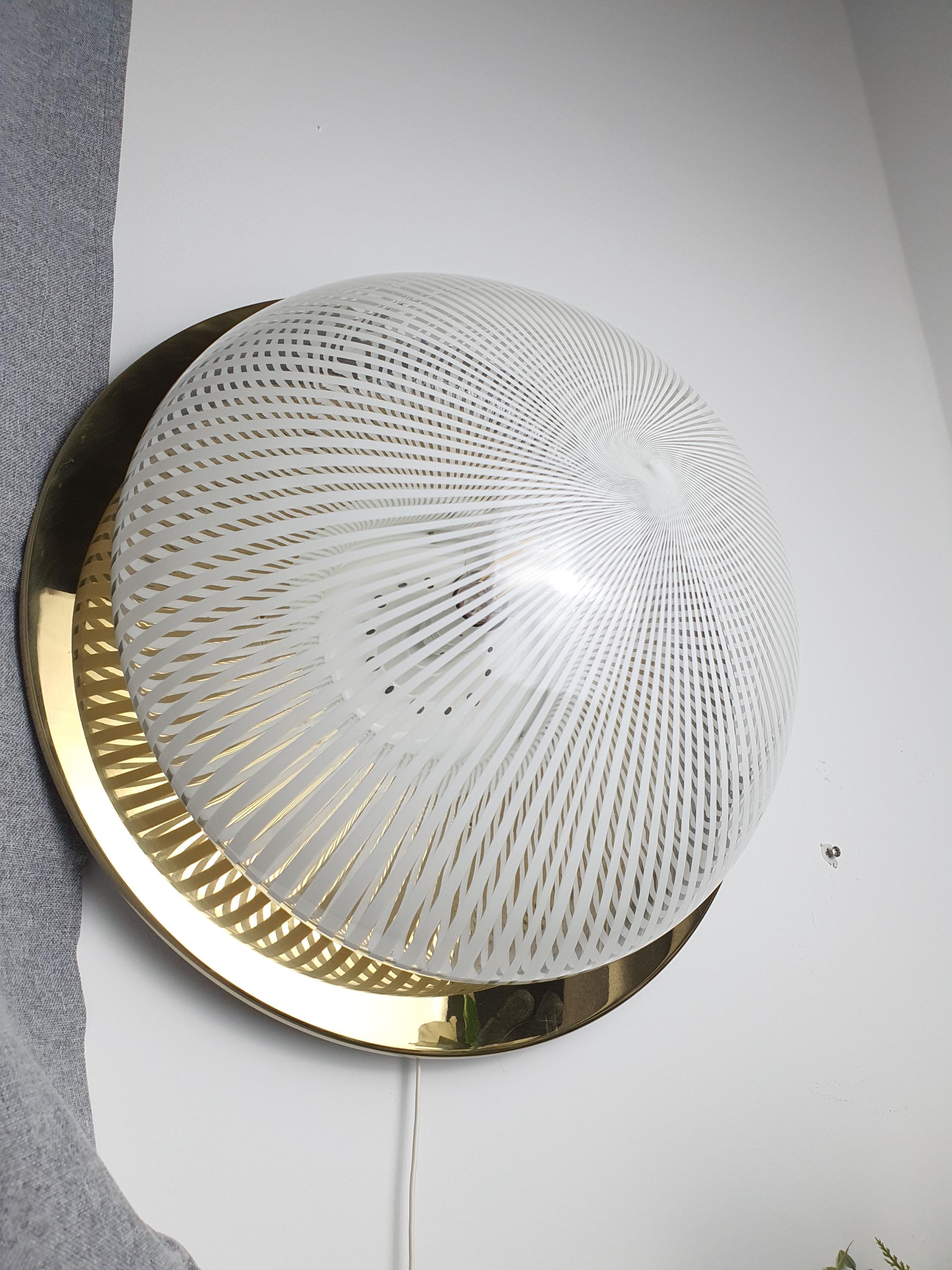Venini Murano glass wall sconce side profile, filigrana technique, gold-toned metal fitting