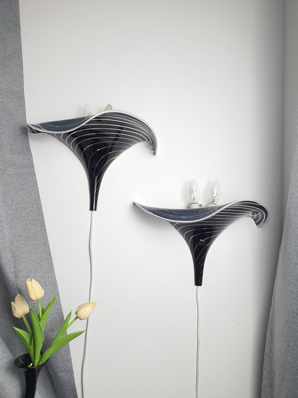 Vintage Murano calla lily wall sconce side profile, showing 18cm depth, black clear zebra stripe wave form glass