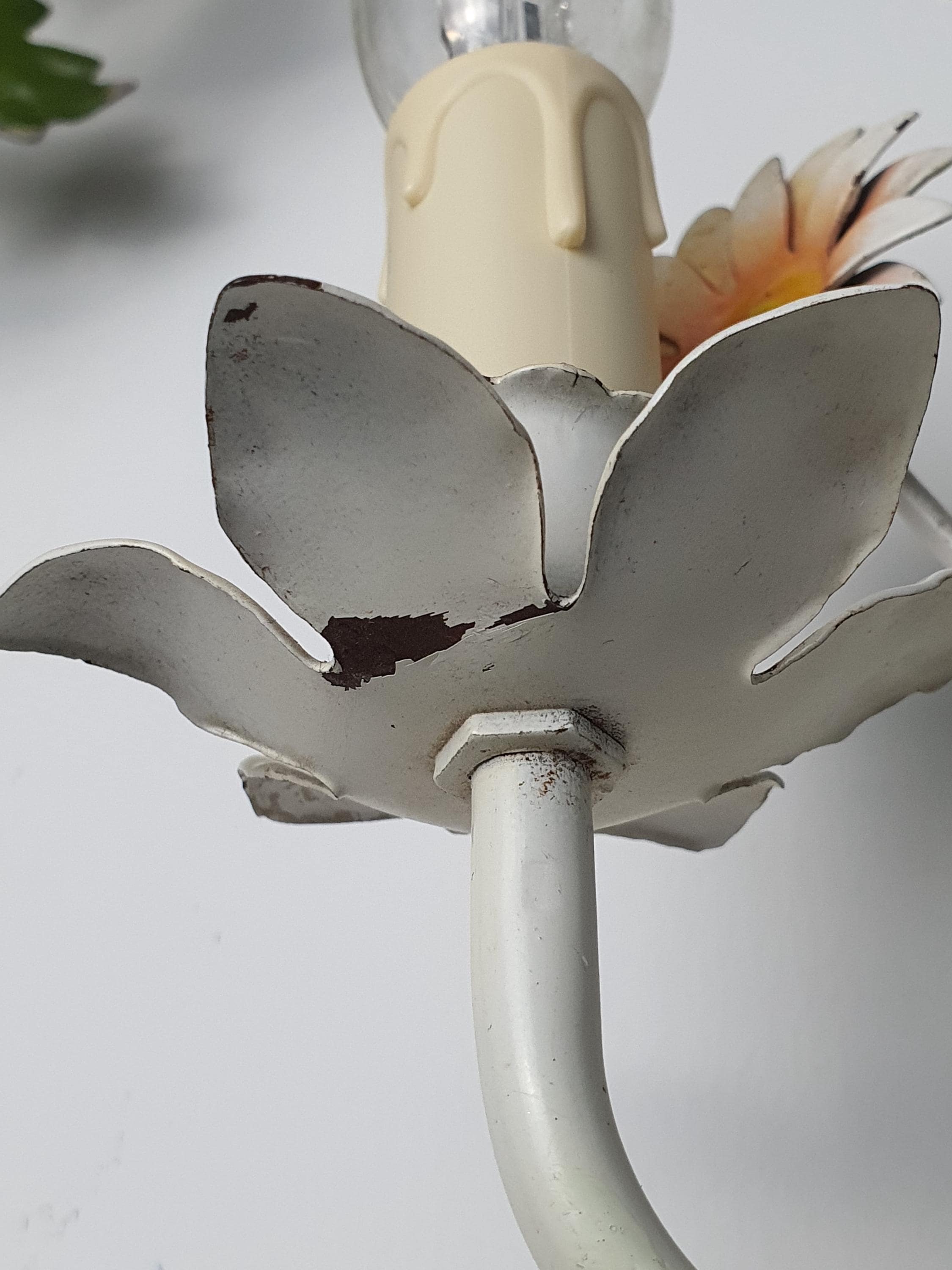 Vintage 1970s Italian tole wall sconce unlit, showing full 30×33cm white green orange floral sculpture, distressed patina