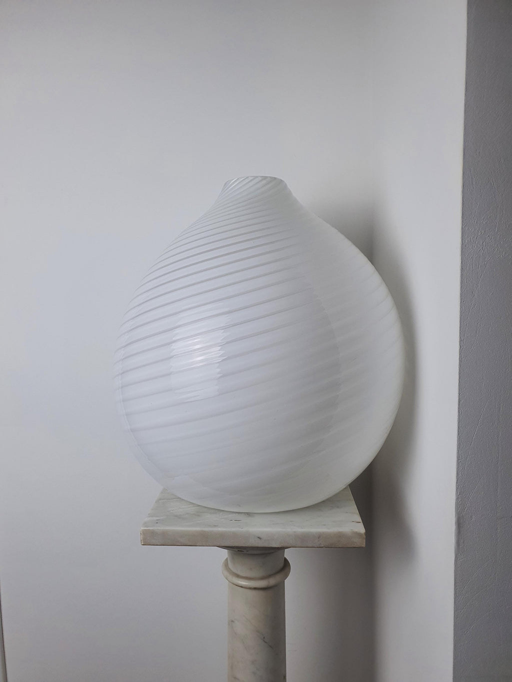 Große Vintage-Vase aus Muranoglas – Weiße Wirbelkugel, Skandinavisch Minimalistisch