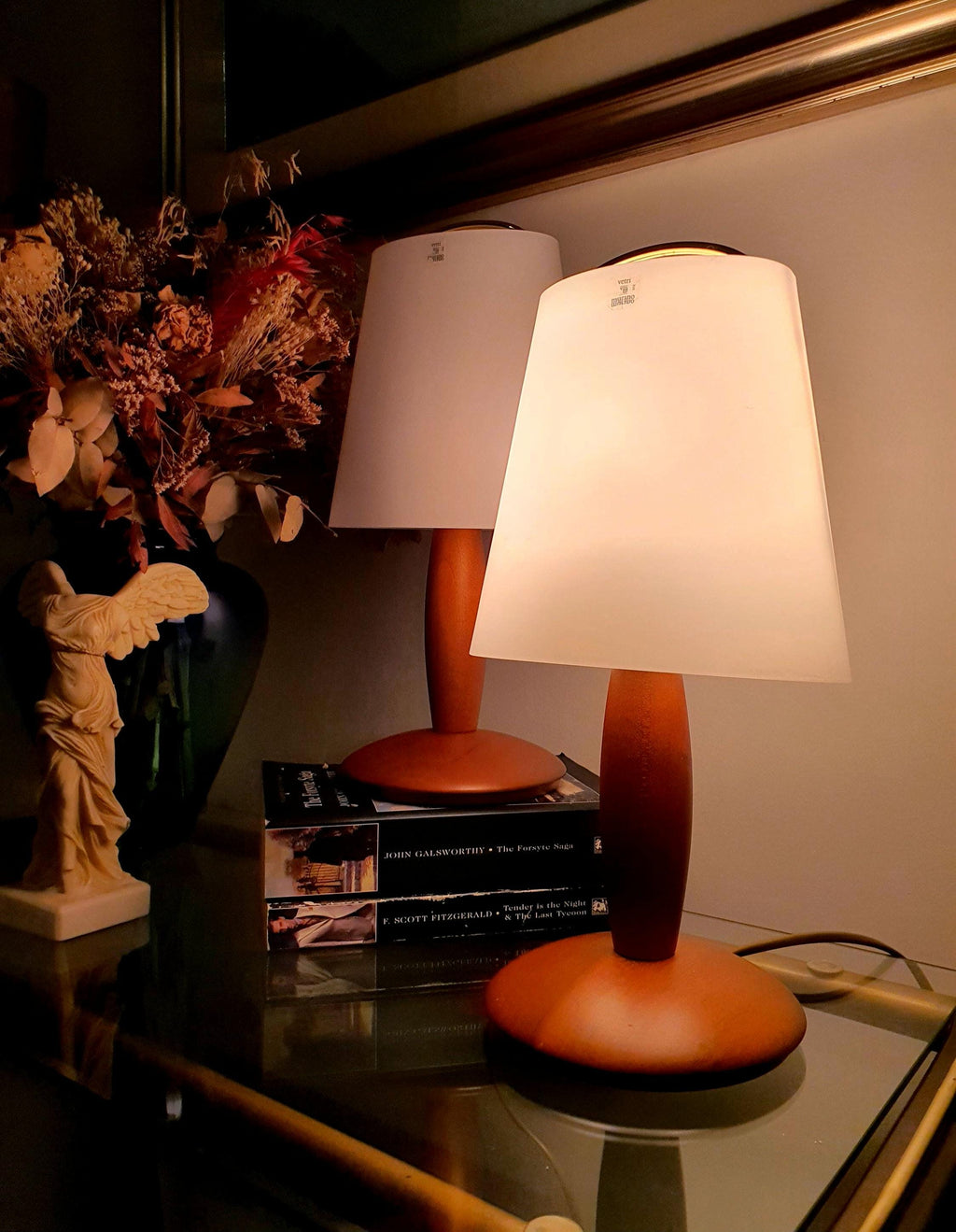 Pair of Due P. vintage Murano glass desk lamps with white frosted shades and wooden bases