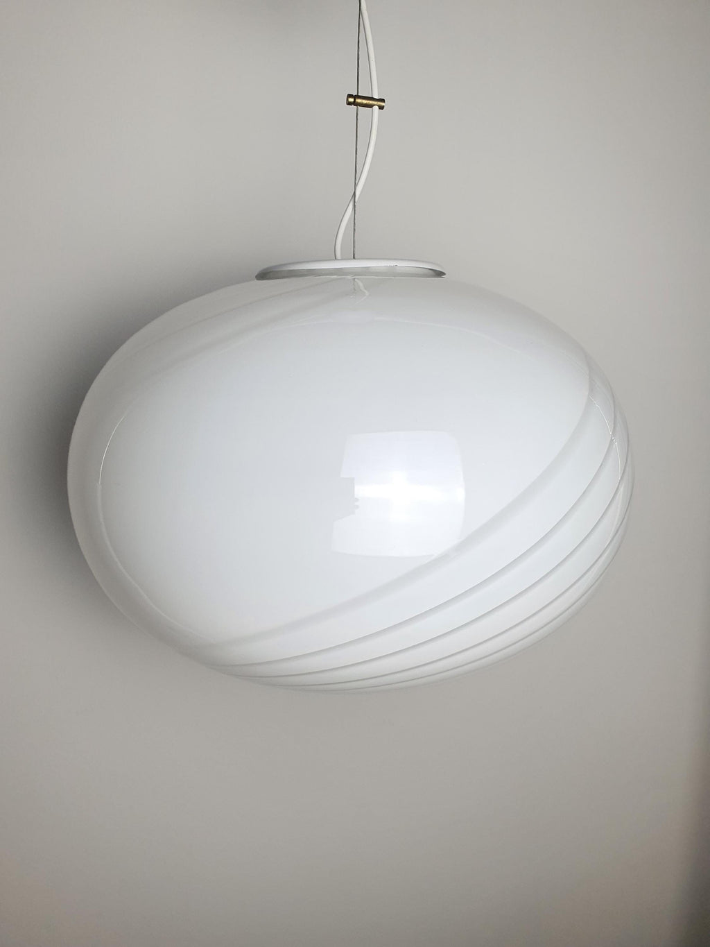 Подвесной светильник из муранского стекла белый шар с волнистым узором в скандинавском минимализме