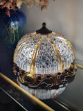 Vintage Art déco Deckenleuchte mit stamped iridescent Glas Schirm on Messingbasis