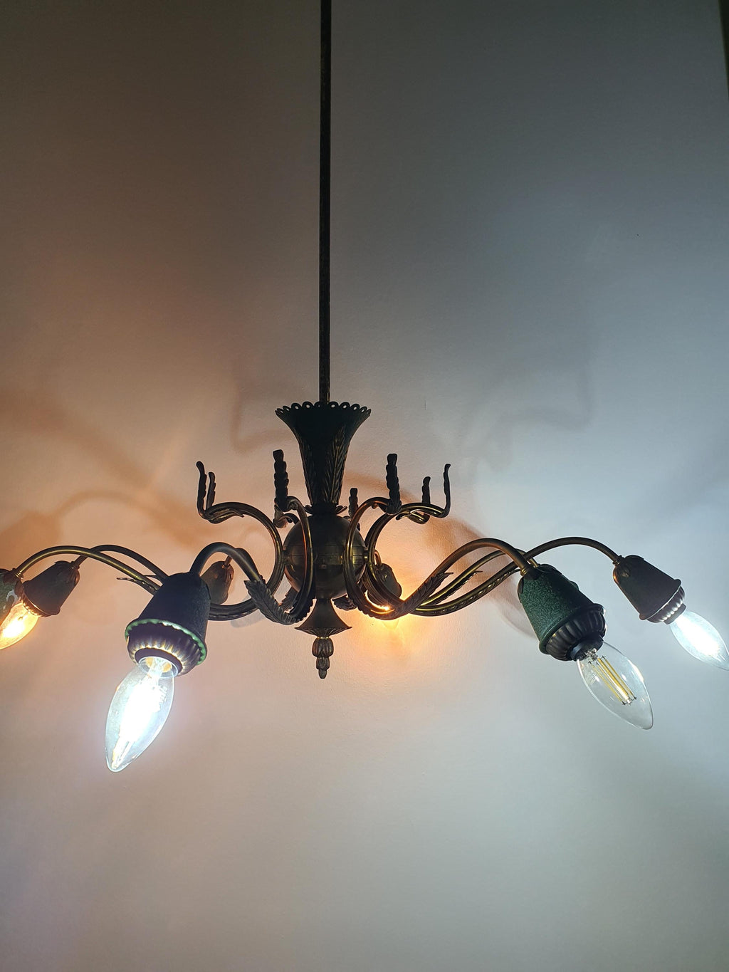 Vintage 1950s Italian 8-arm Sputnik chandelier in entry hall, 102cm height, brass bronze green starburst, statement MCM