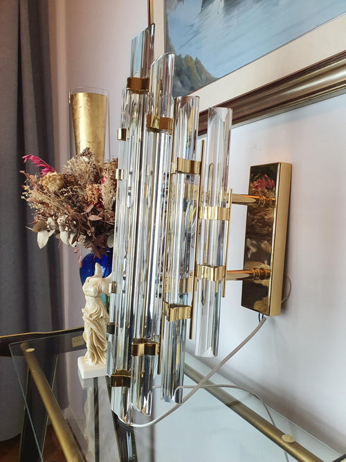 Große Venini-Stil-Triedri-Kristallwandleuchte, Goldene Basis