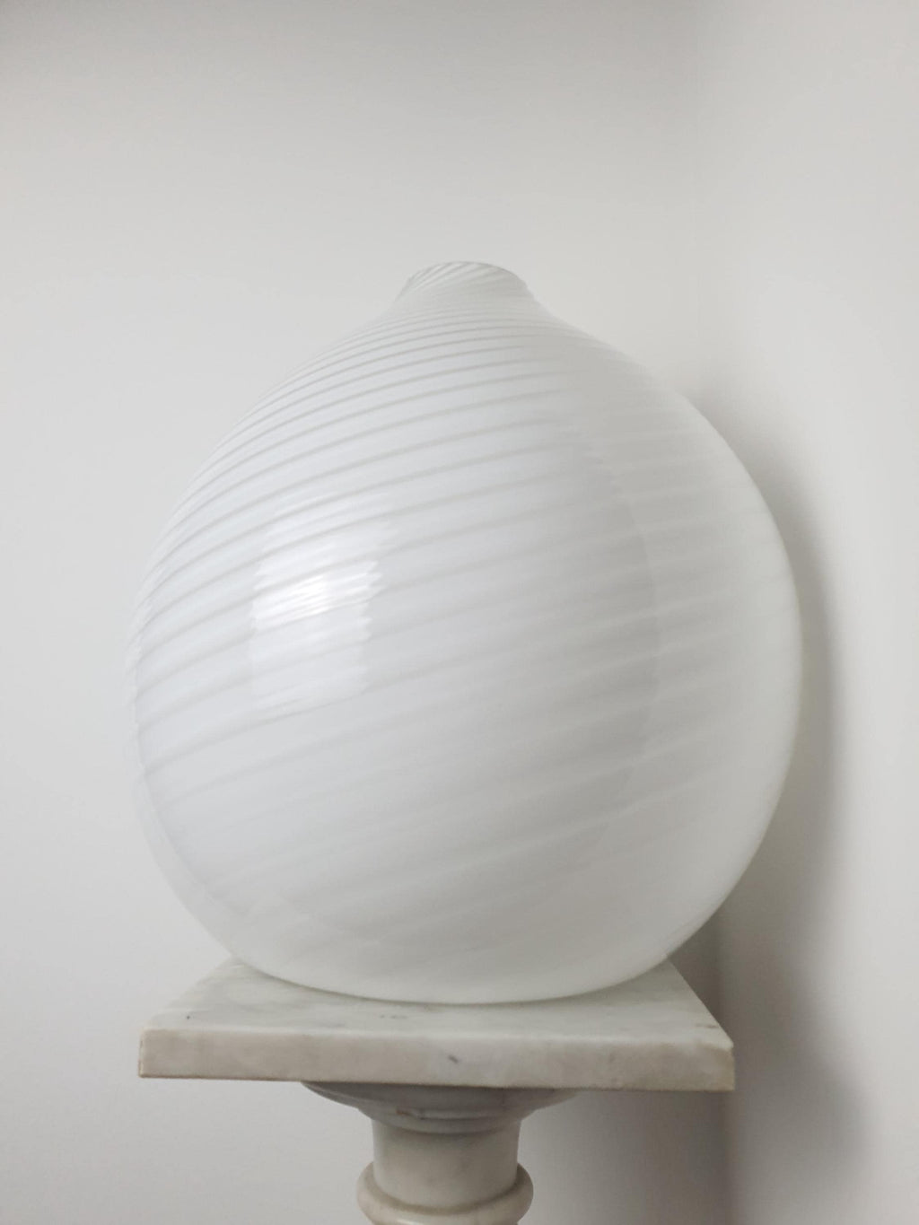 Große Vintage-Vase aus Muranoglas – Weiße Wirbelkugel, Skandinavisch Minimalistisch