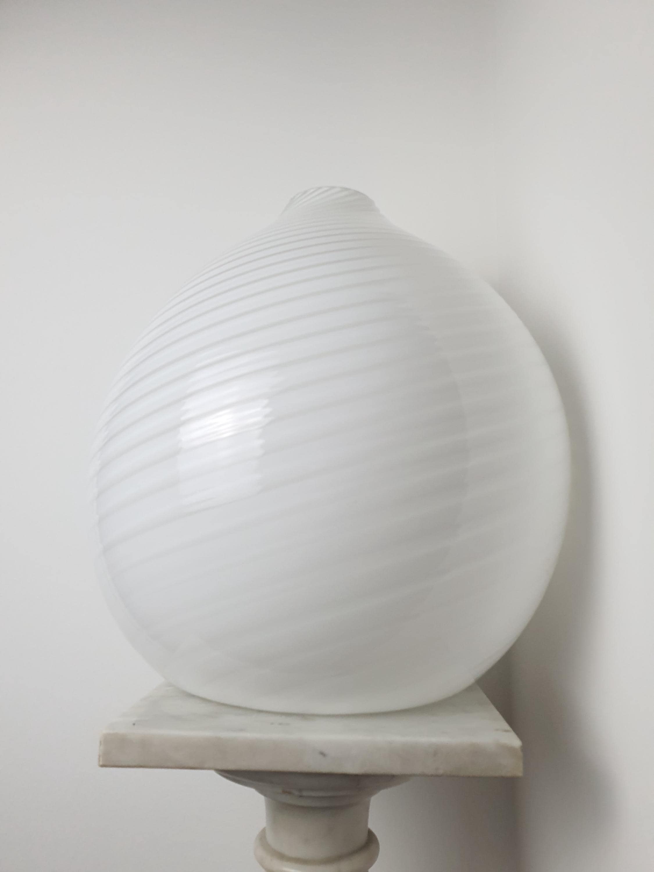 Große Vintage-Vase aus Muranoglas – Weiße Wirbelkugel, Skandinavisch Minimalistisch