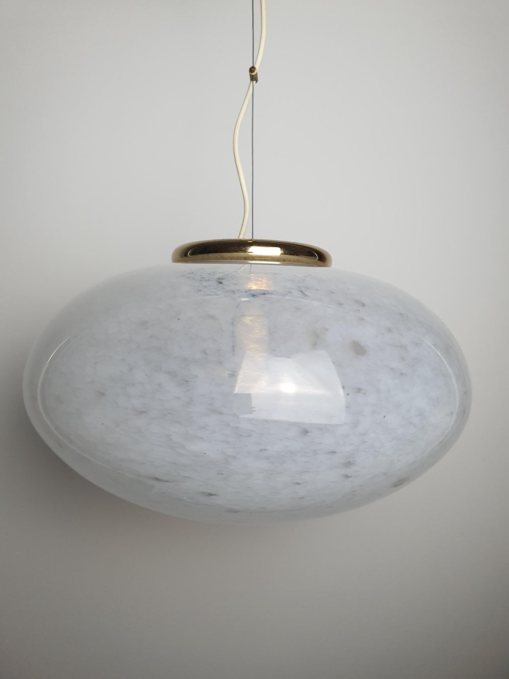 Suspension globe vintage en verre de Murano installée au-dessus d'une table à manger, intérieur scandinave
