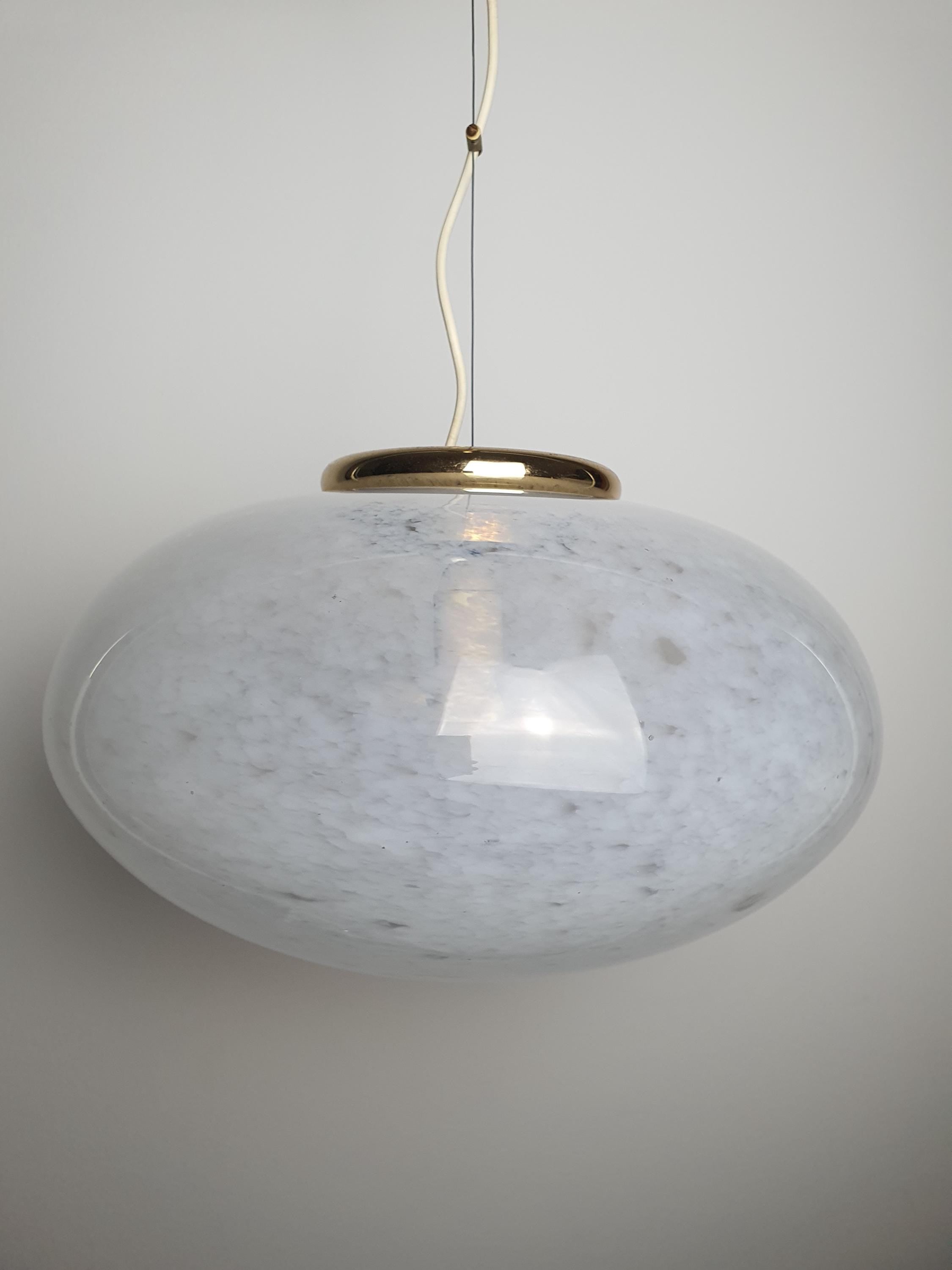 Suspension globe vintage en verre de Murano installée au-dessus d'une table à manger, intérieur scandinave