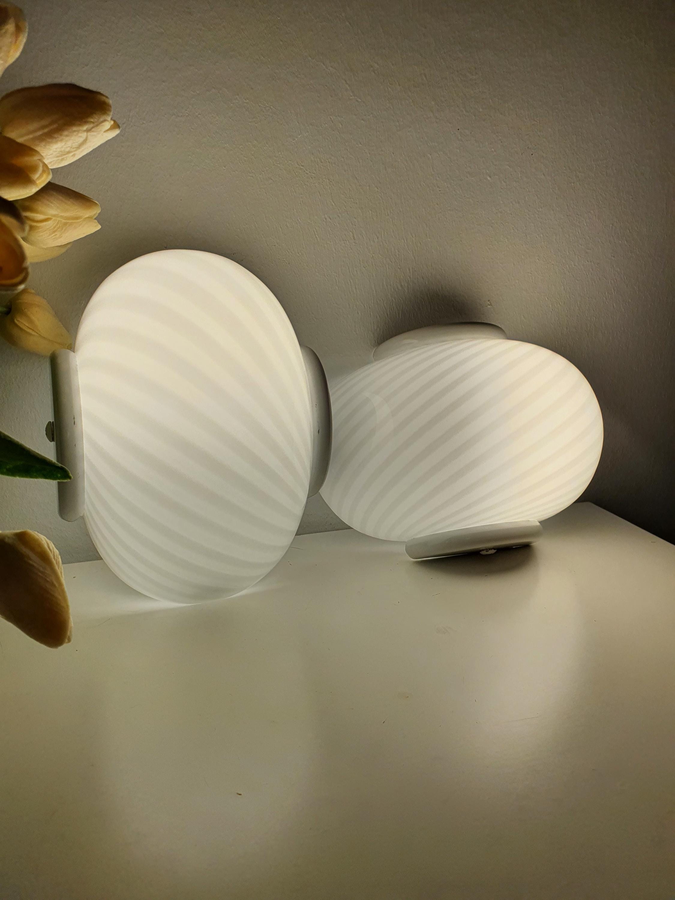Paar Vintage Weiße Wirbel-Wandleuchten aus Muranoglas | Midcentury Modern MCM Dekor