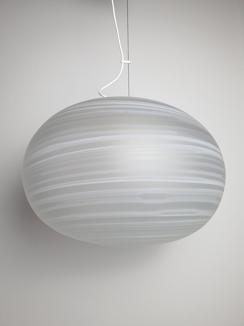 Большой подвесной светильник из матового муранского стекла белый шар со спиральным узором