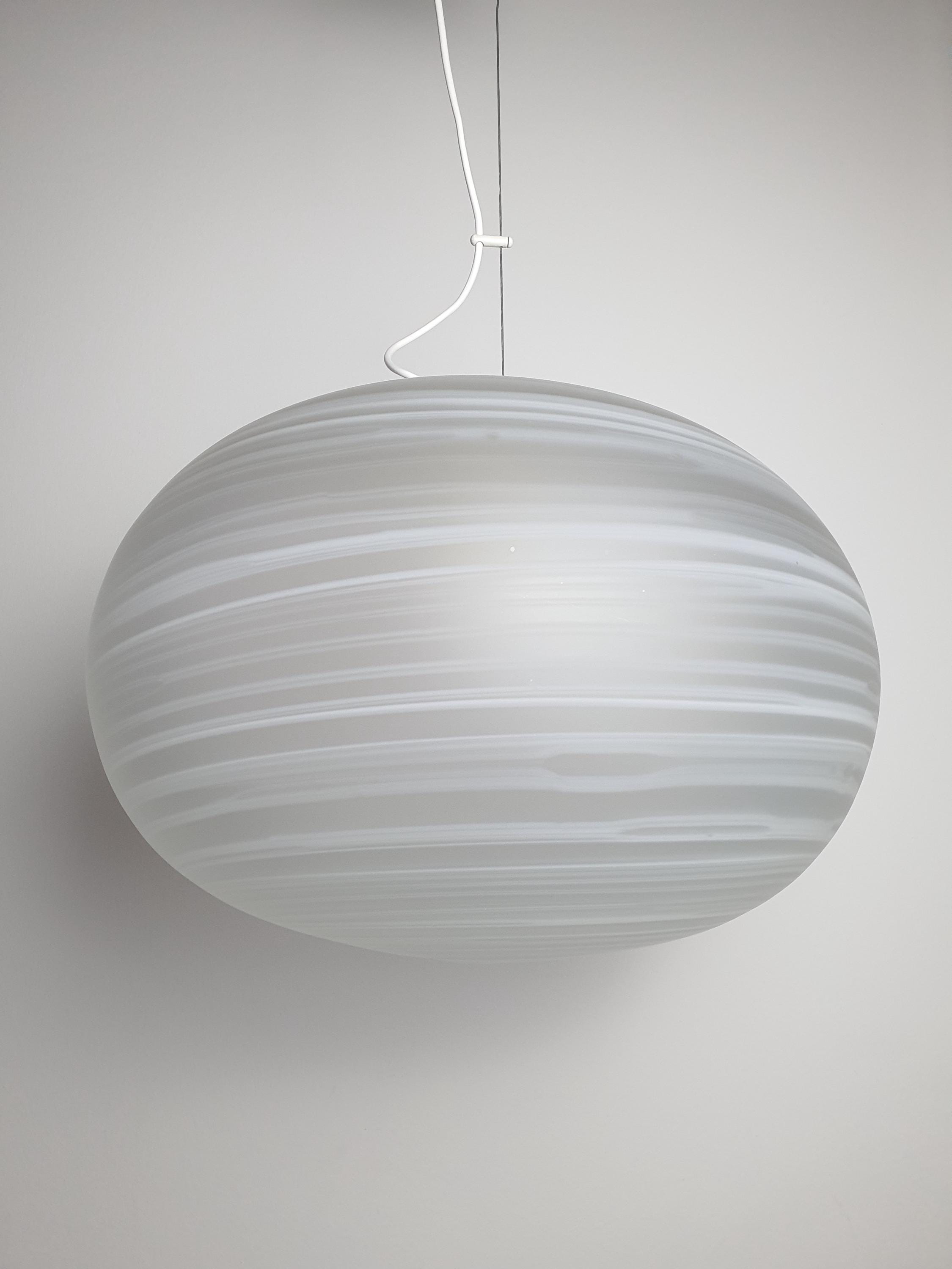 Большой подвесной светильник из матового муранского стекла белый шар со спиральным узором