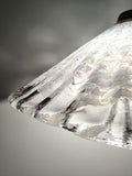 Muranoglas Muschel Pendelleuchte front view, transparent body mit weiß Glas inclusions, gold-toned hardware