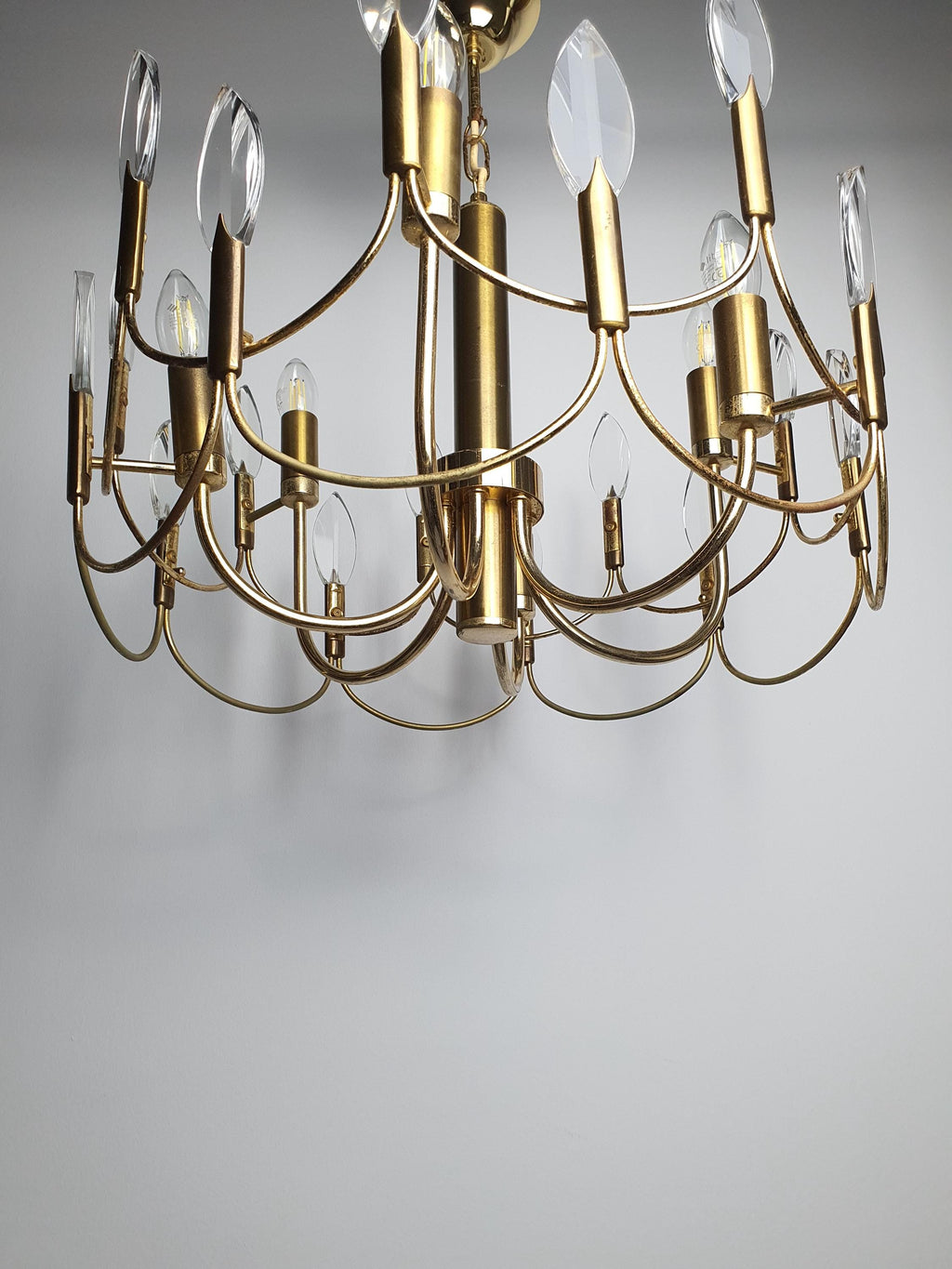 Sciolari-attributed 6-arm chandelier side profile, double-wave brass structure with cascading crystal drops