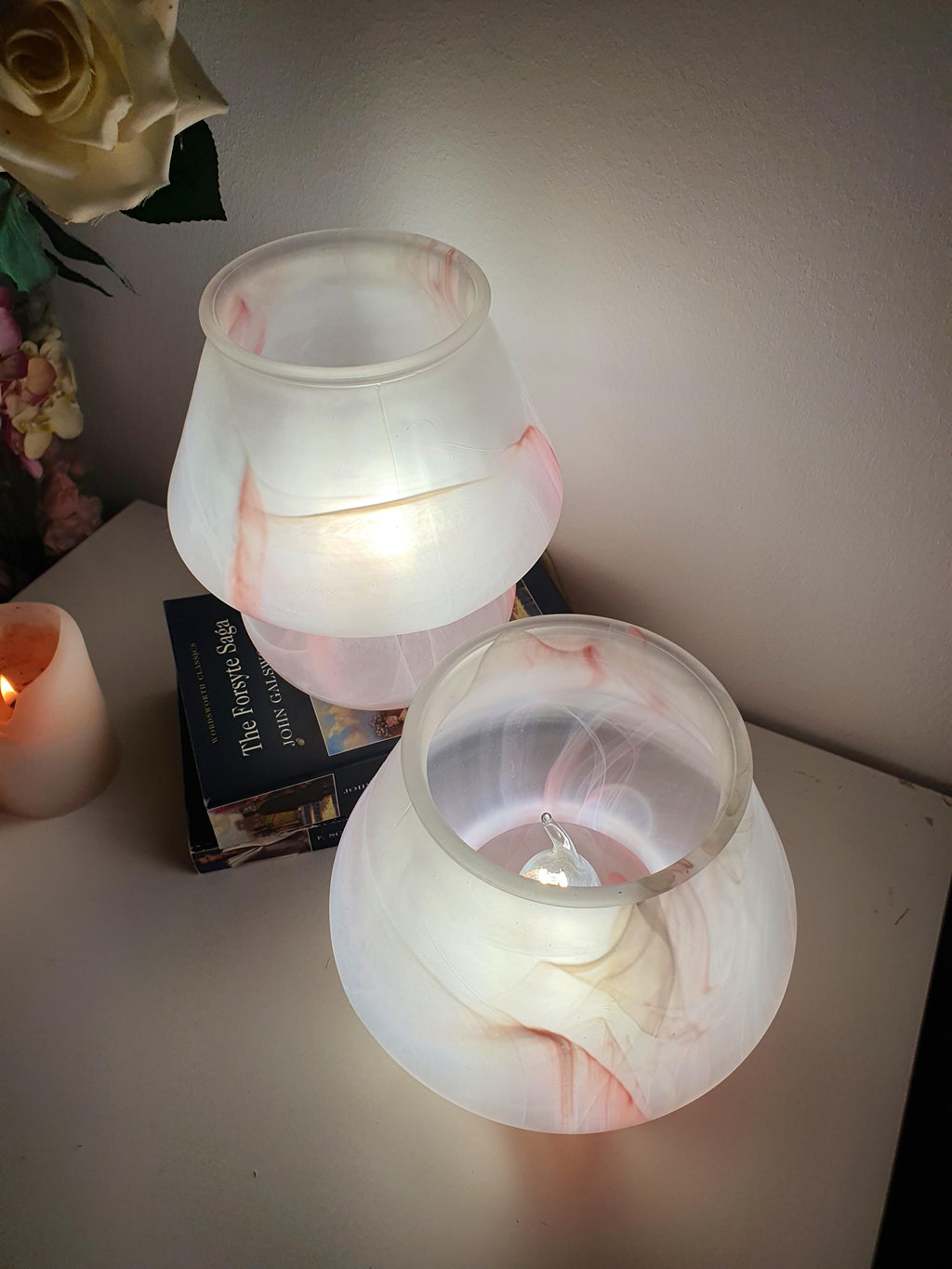 Sculptural mushroom silhouette of a vintage Murano glass table lamp
