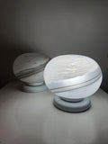 Paar Muranoglas Globe-Tischlampen mit Wirbeldesign, MCM-italienische Nachttischbeleuchtung der 1980er