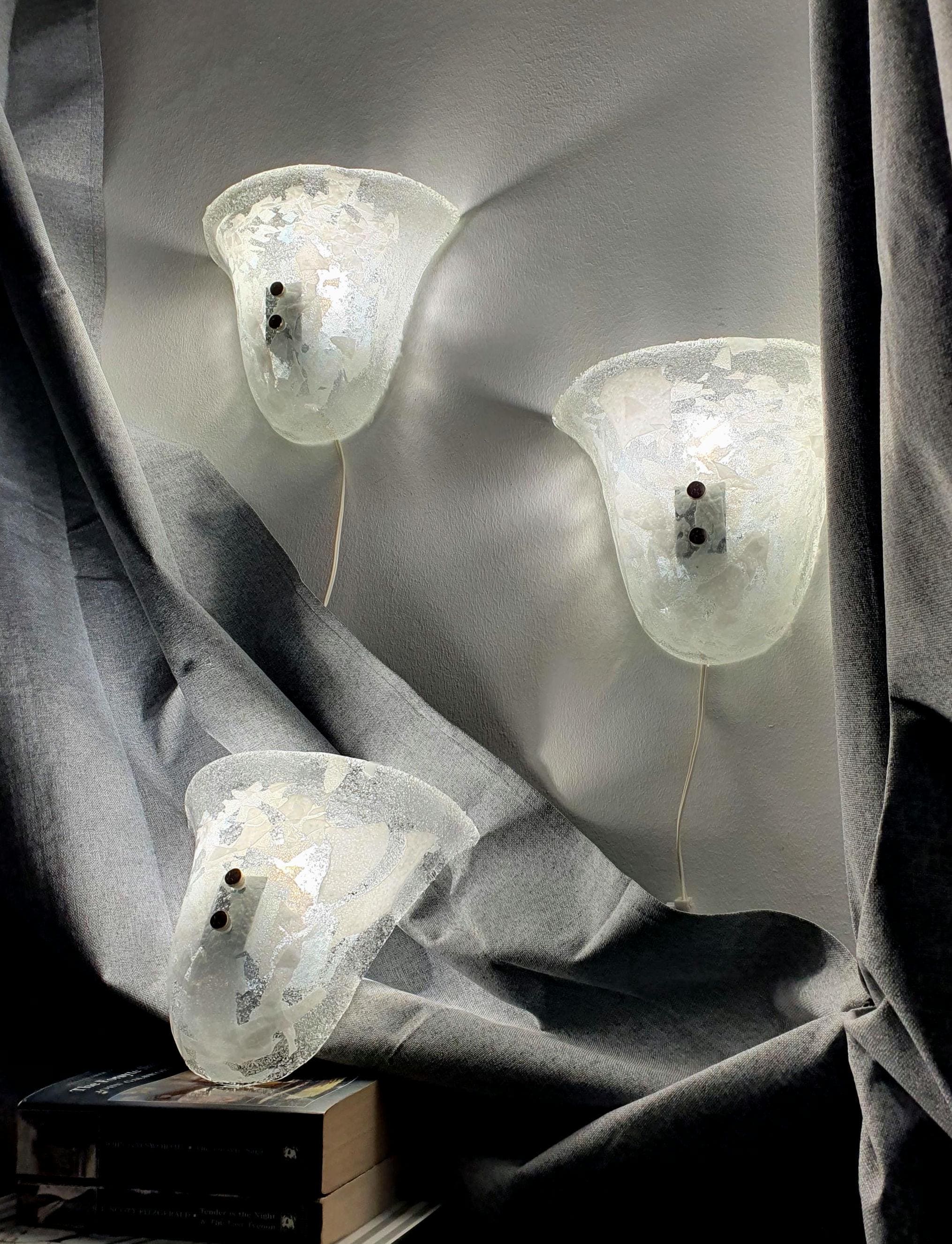 Set of 3 vintage Murano glass shell-form wall sconces, clear glass with white inclusions, white metal backplates, Italy 1990s