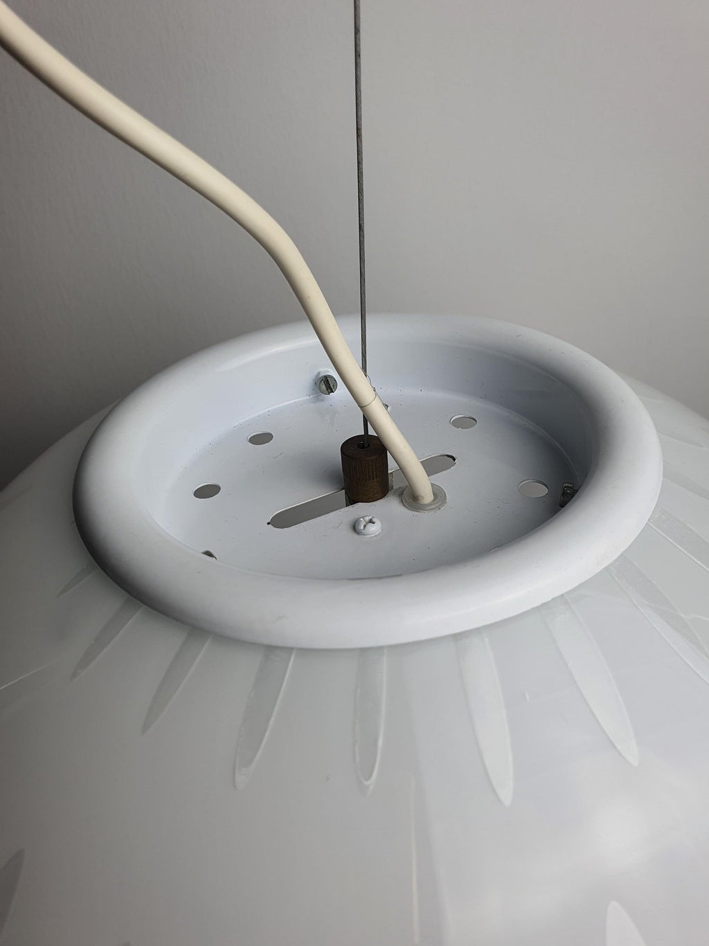 Подвесной светильник шар из муранского стекла белого цвета с пузырьками