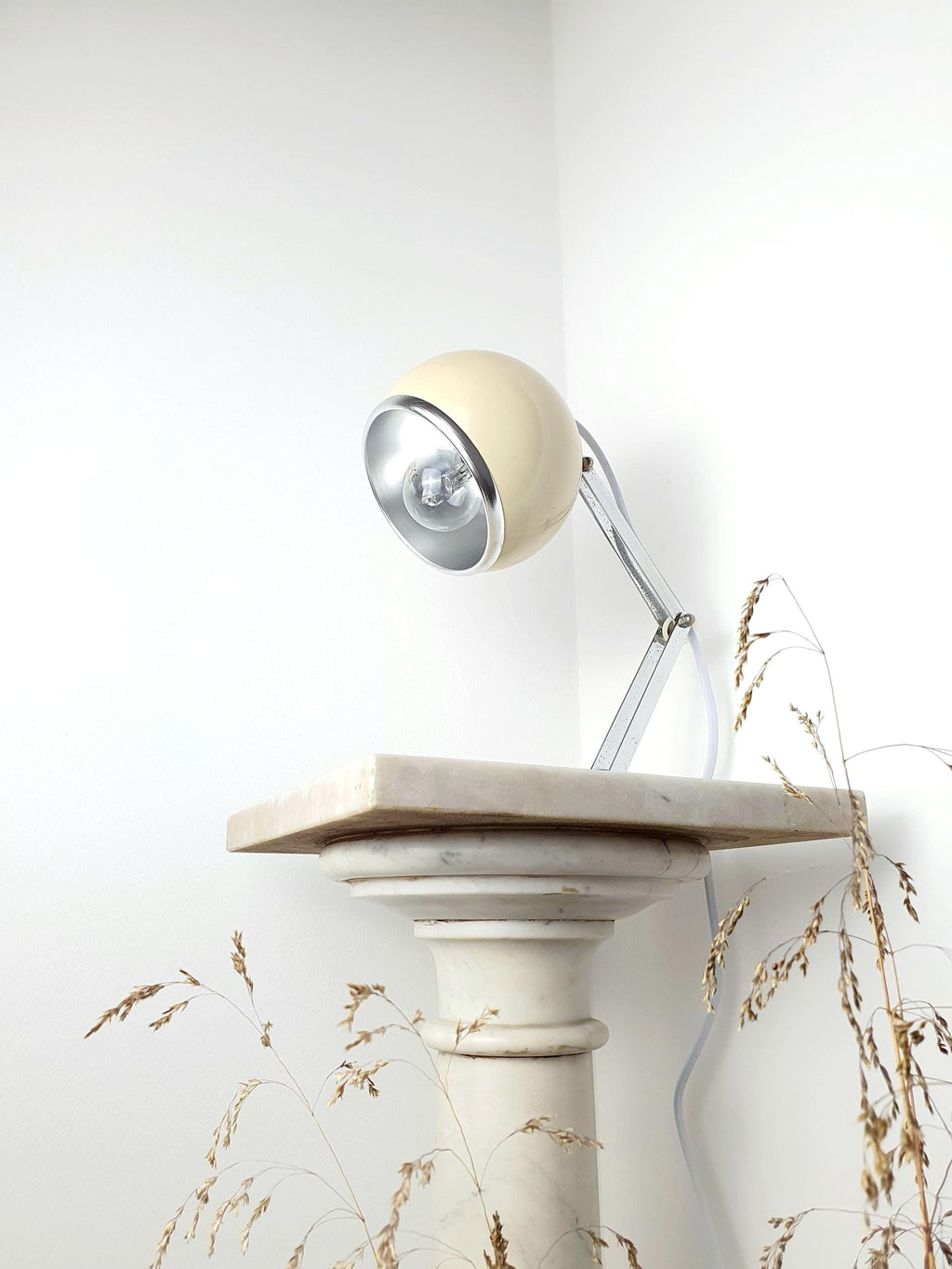 Vintage 1970s Italian Space Age eyeball desk lamp in beige and chrome with flexible gooseneck arm