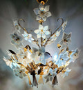 Vintage-Muranoglas floral bouquet Kronleuchter, iridescent weiß flowers mit petrol rosa violet blau reflections, gold structure, Italy