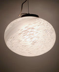 Muranoglas weiße Wirbel-Globe-Pendellampe, Mid-Century-Modern skandinavischer Stil