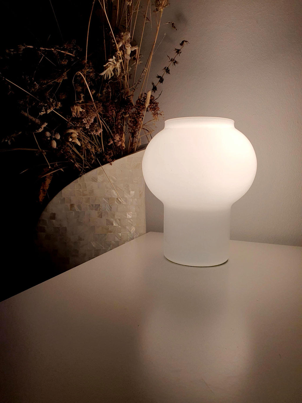 Midcentury Murano glass mushroom desk lamp in milky white, Italian MCM bedside light