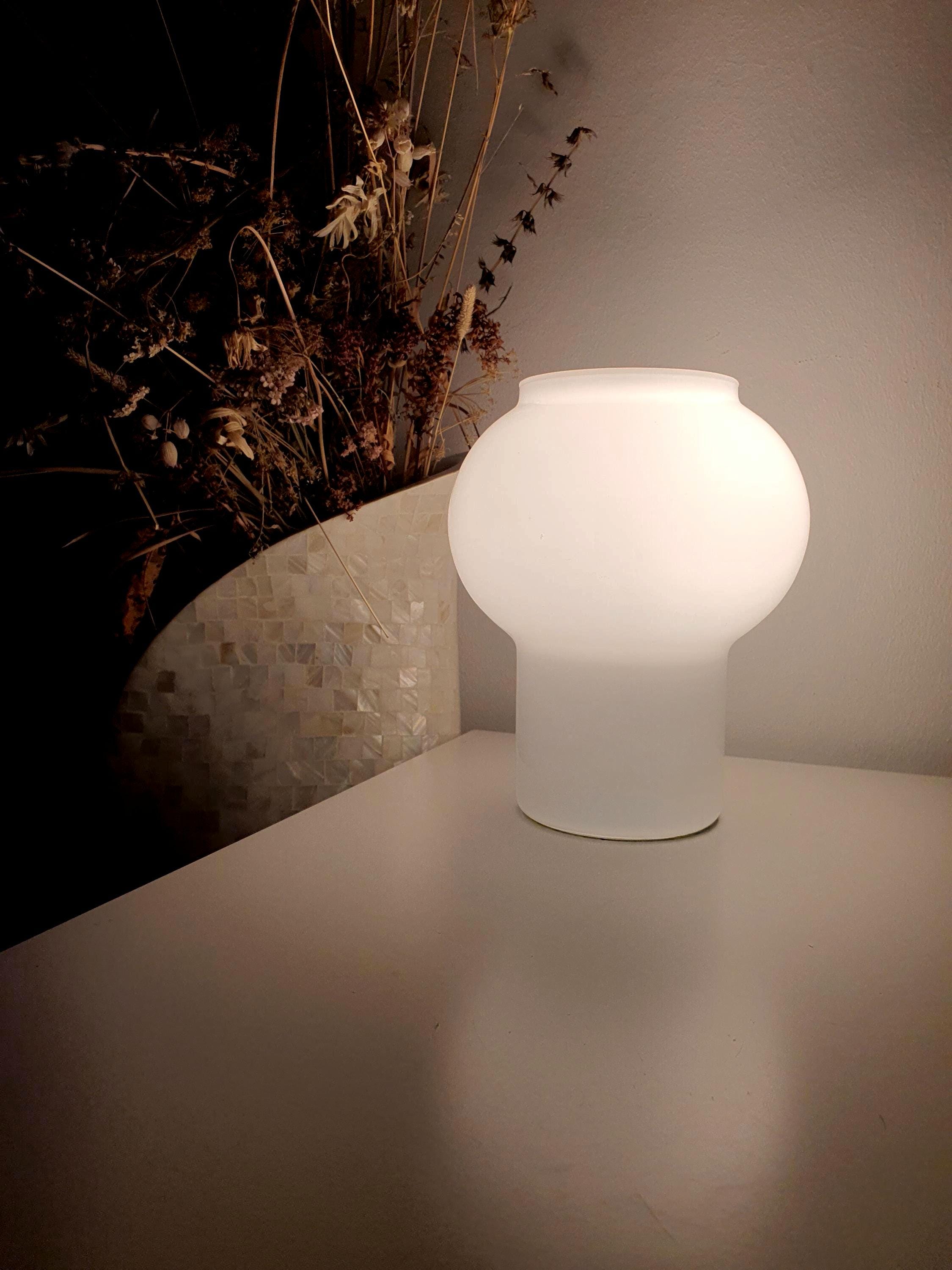 Midcentury Murano glass mushroom desk lamp in milky white, Italian MCM bedside light