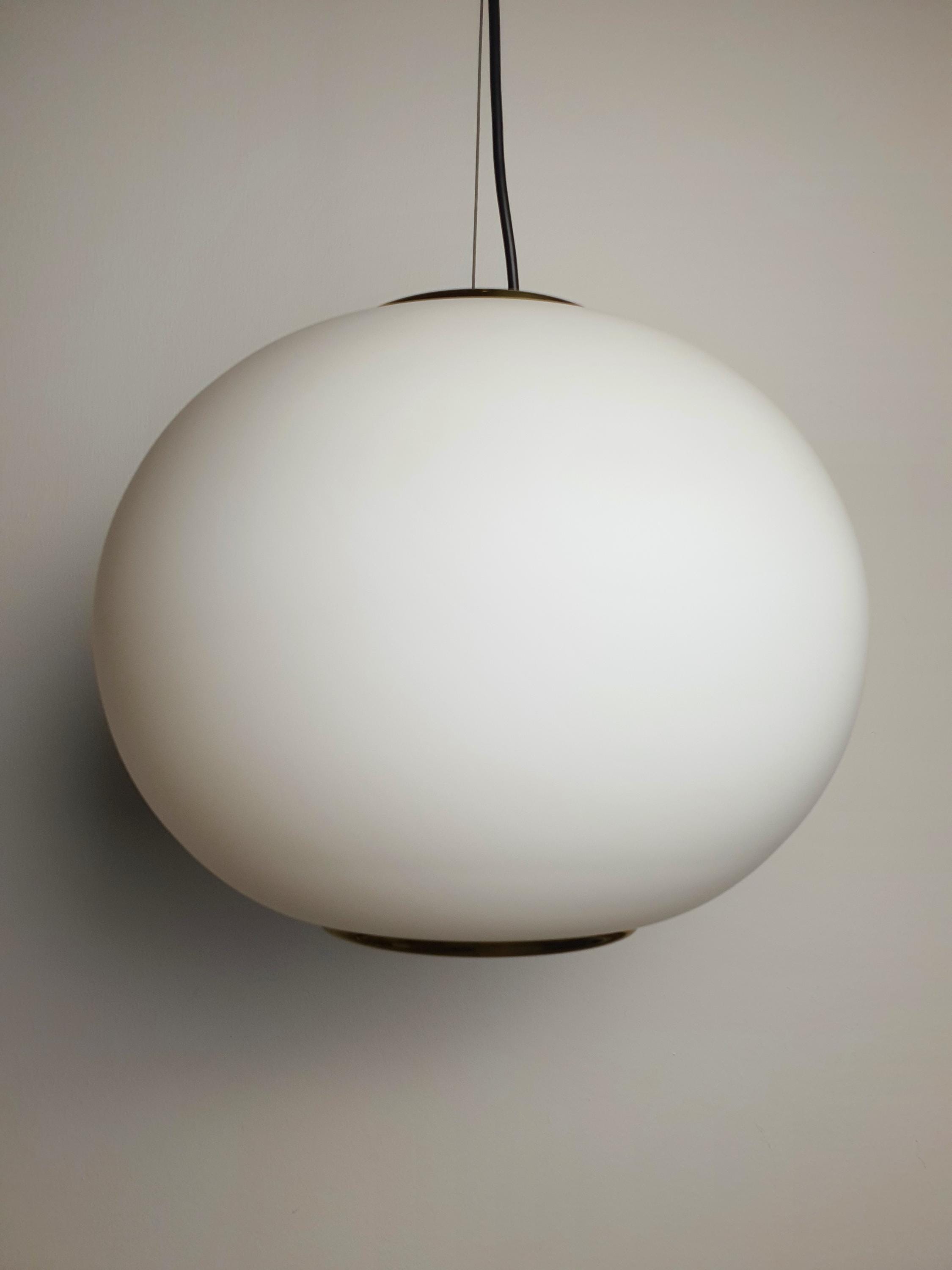 Подвесной светильник с матовым стеклянным шаром в латунной оправе, средний век