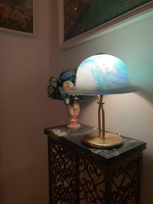 La-Murrina-Nachttischlampe aus Muranoglas: Space-Blue Hutform, Goldene Basis
