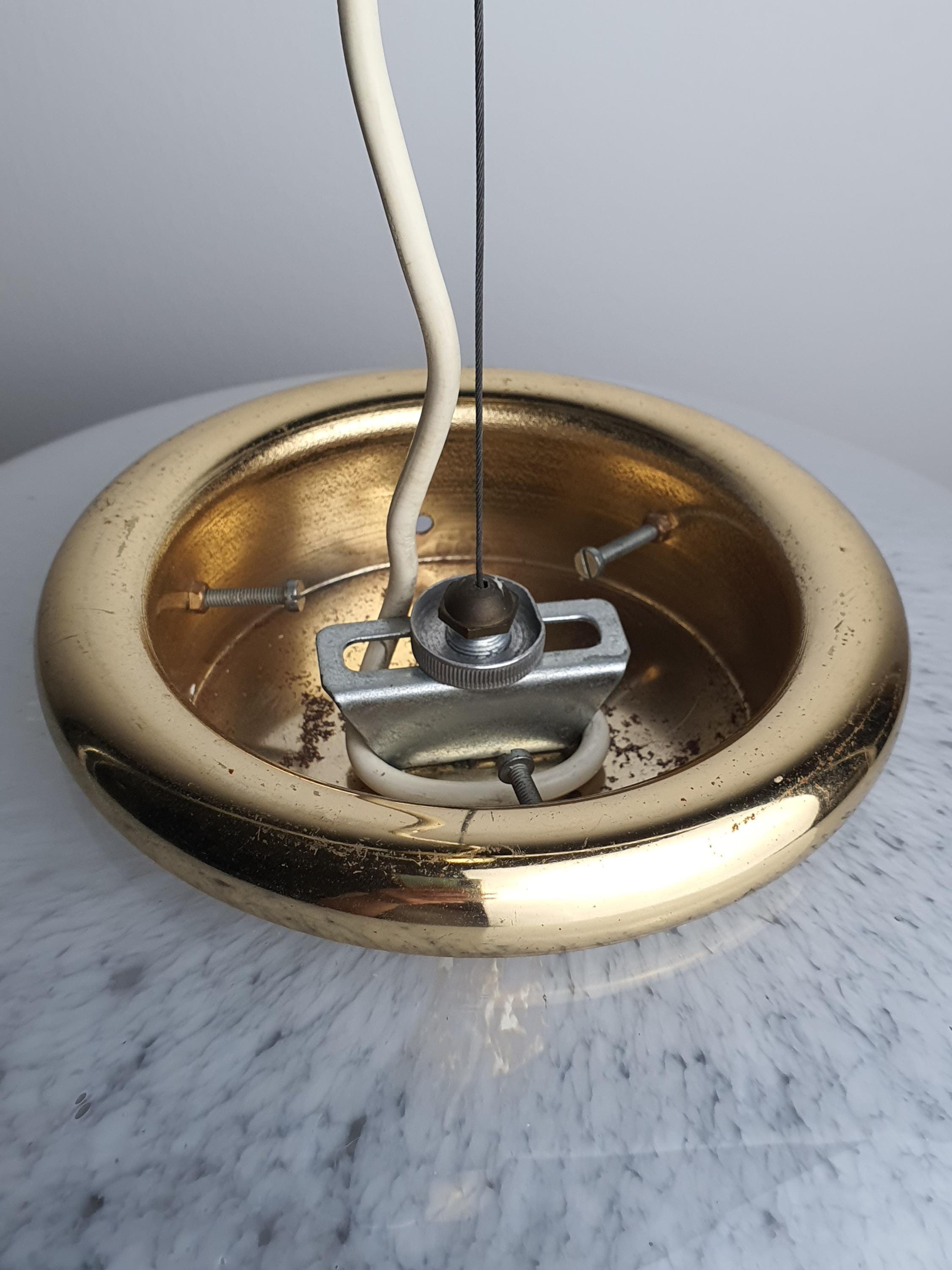 Suspension globe vintage italienne des années 1970 éteinte, montrant la texture du verre et la fixation dorée