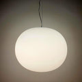 Große Vintage-Satin-Opalinglas-Globe-Pendelleuchte — minimalistisches italienisches Design, Vorderansicht