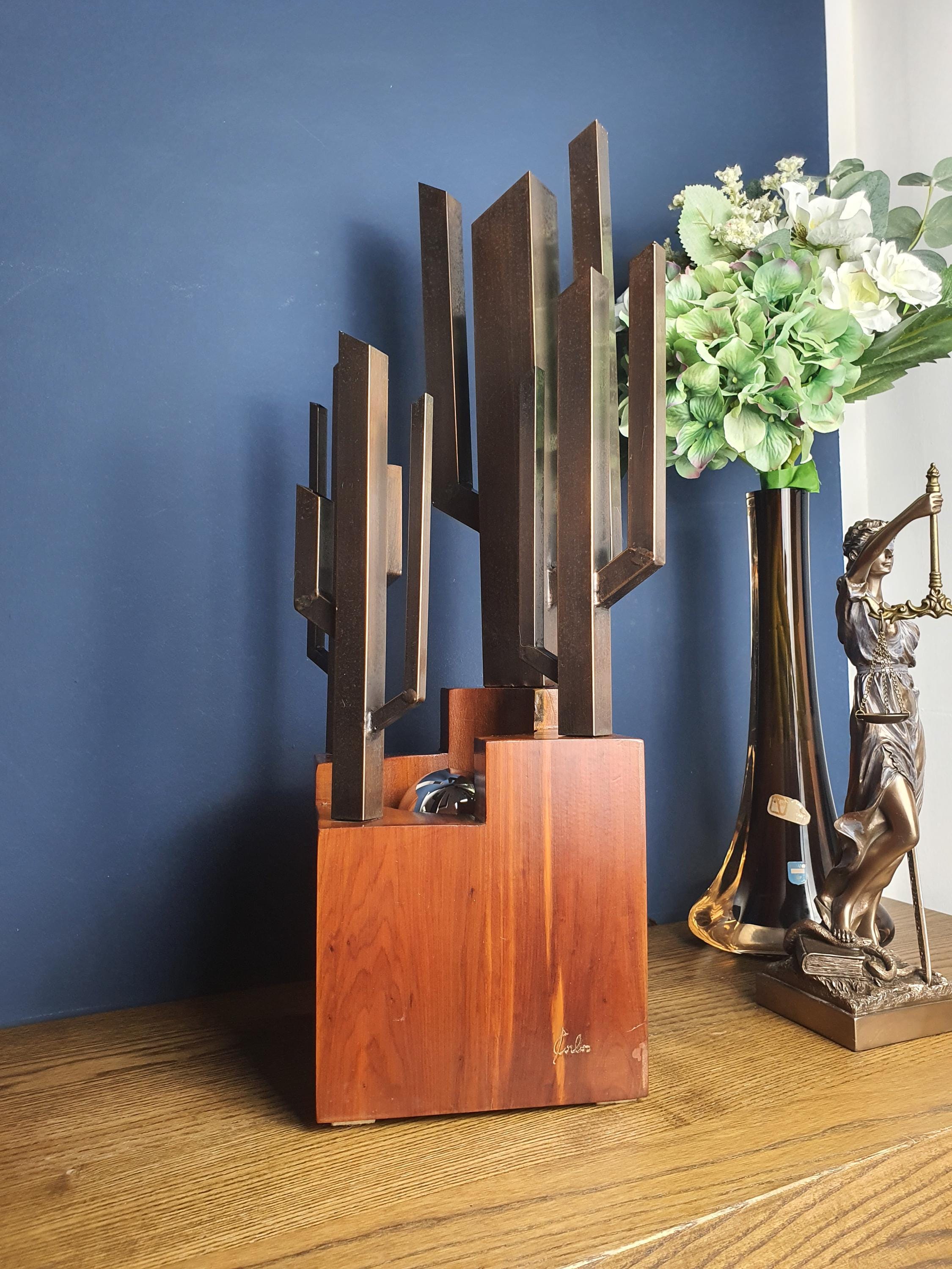 Carlo Brutalist table lamp side profile, sculptural cactus-like metal silhouette on solid wood cube, 1970s