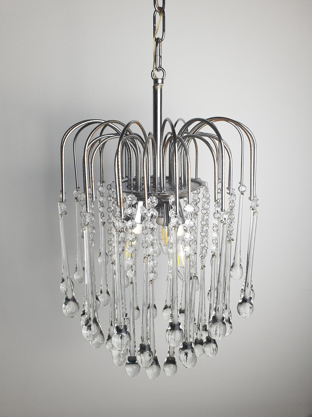 Vintage Murano clear teardrop cascade chandelier side profile, showing 47cm height excluding chain, clear drops and chrome frame
