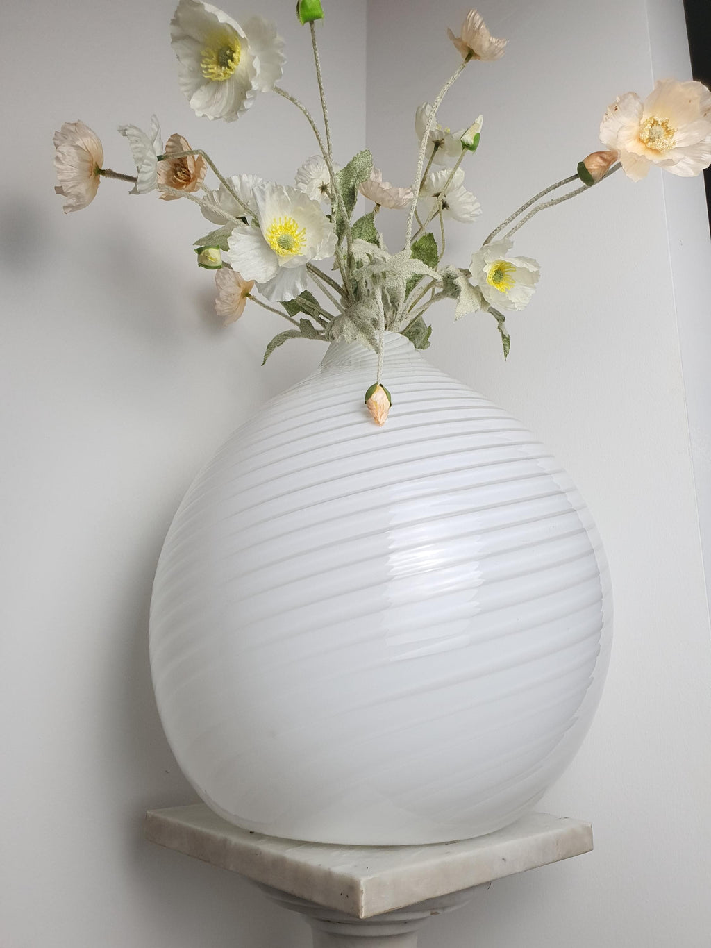 Große Vintage-Vase aus Muranoglas – Weiße Wirbelkugel, Skandinavisch Minimalistisch