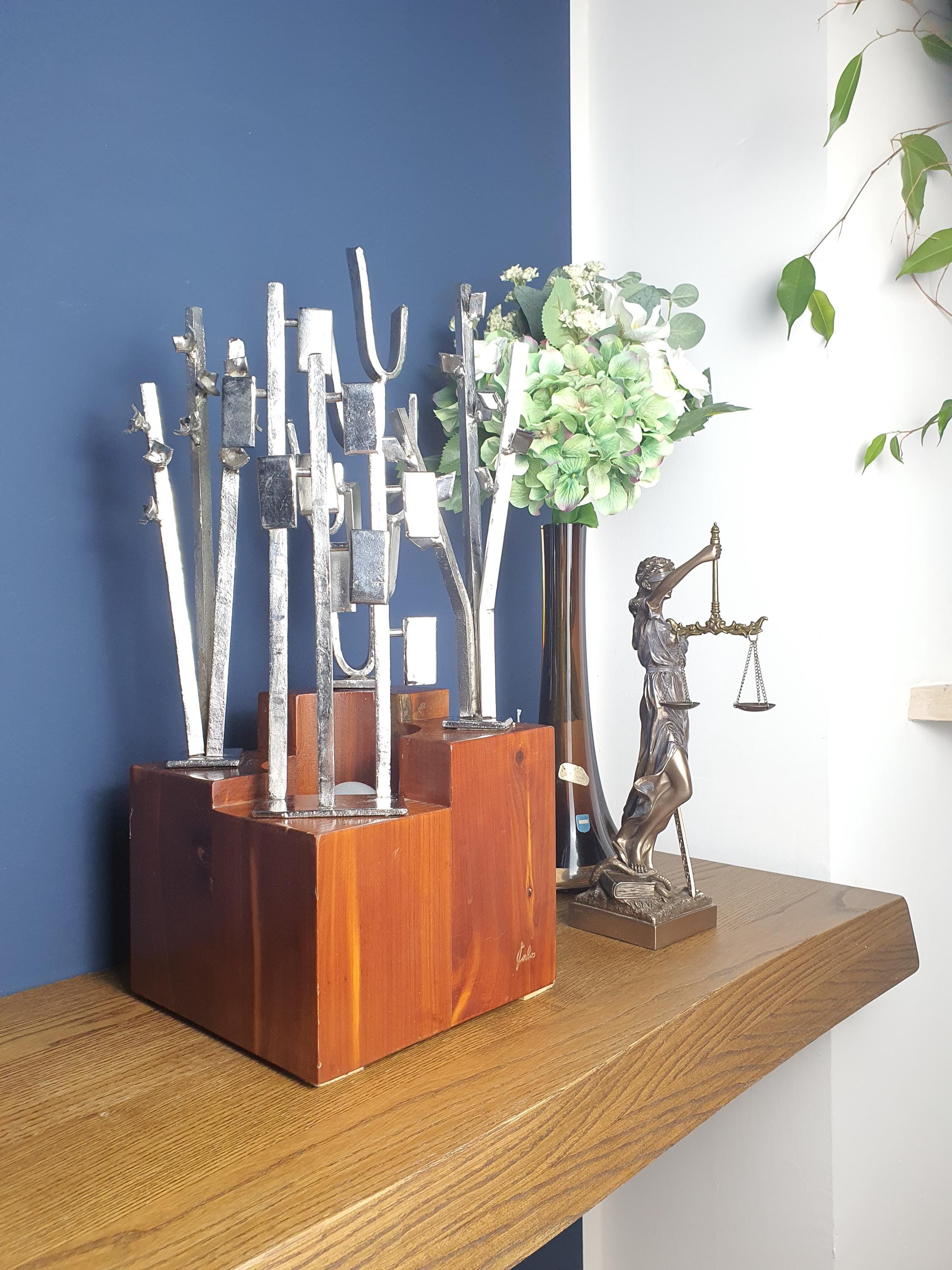 Carlo signed Brutalist tree lamp front view, branching aluminium elements rising from wooden cube base, 1970s