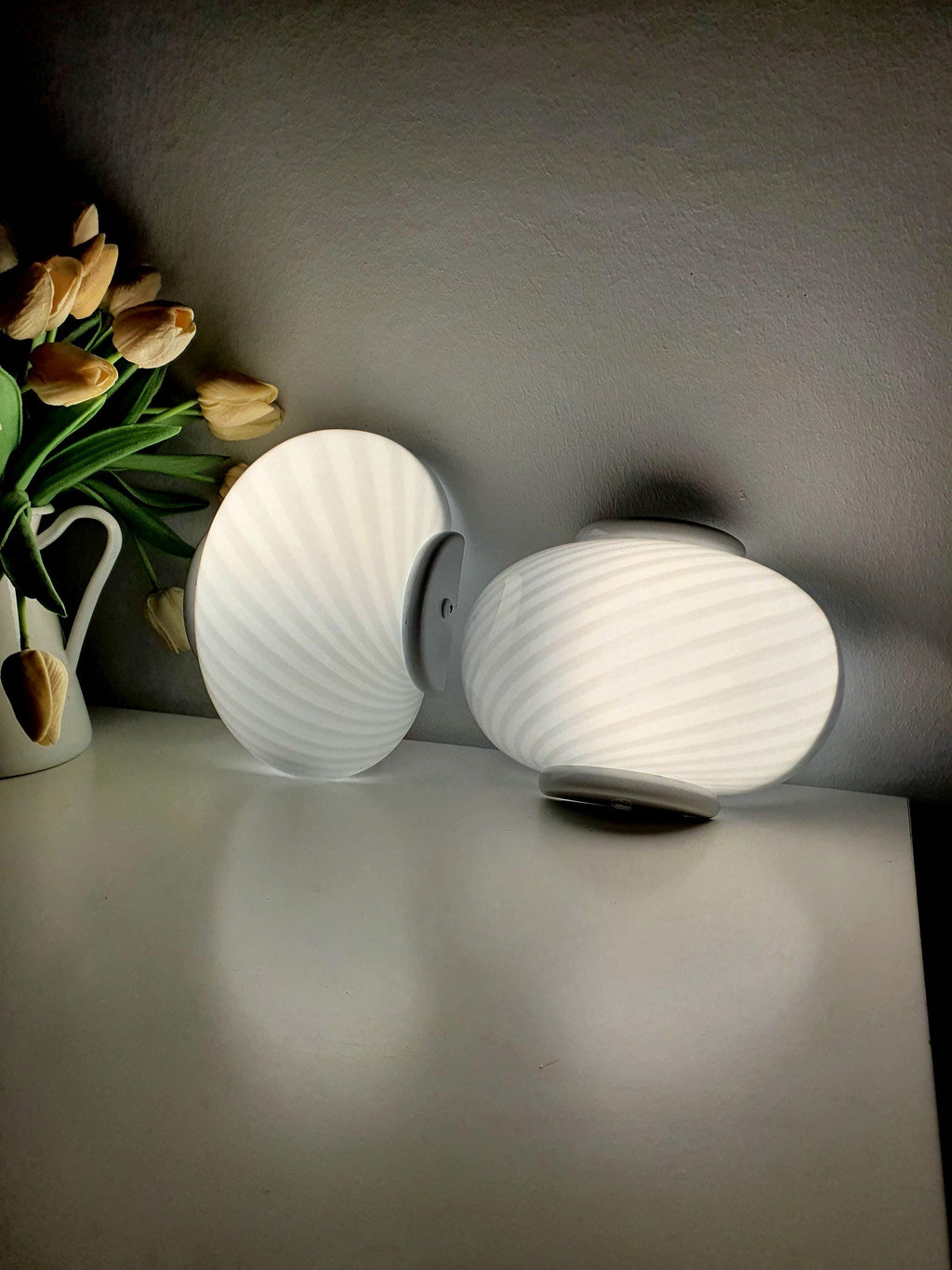 Vintage weiße Wirbel-Wandleuchten aus Muranoglas, Mid-Century-Modern italienische Beleuchtung, Paar sammelwürdiger Luxus-Wandleuchten